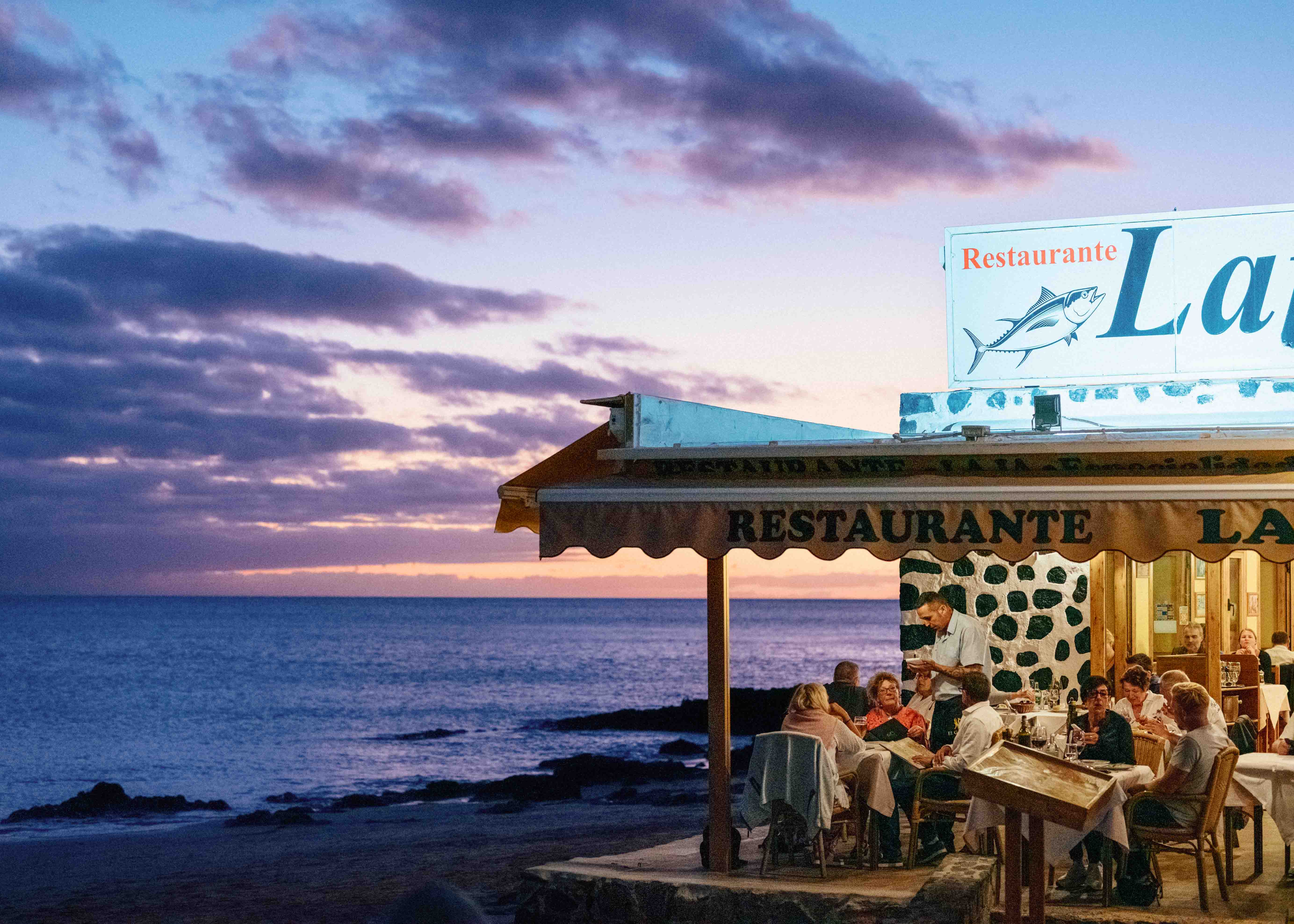 Bild eines Restaurants am Strand bei Sonnenuntergang in Morro Jable, Fuerteventura. Aufgenommen von Connor Redmond mit der Fujifilm GFX 50R.