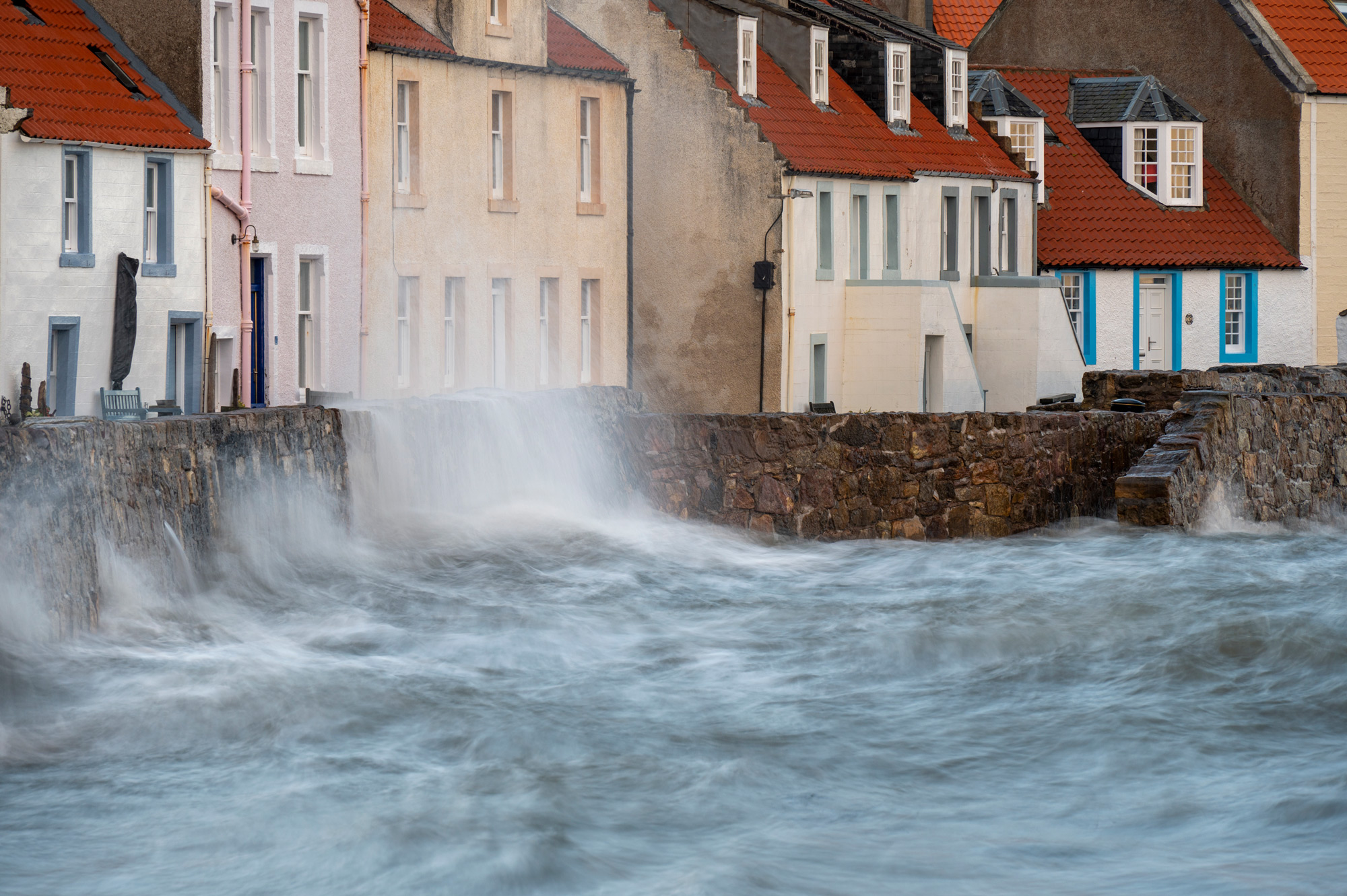 Les vagues s'écrasent contre un mur à Pittenweem, prise de vue par Scott Jessiman avec un Nikon Z6 II