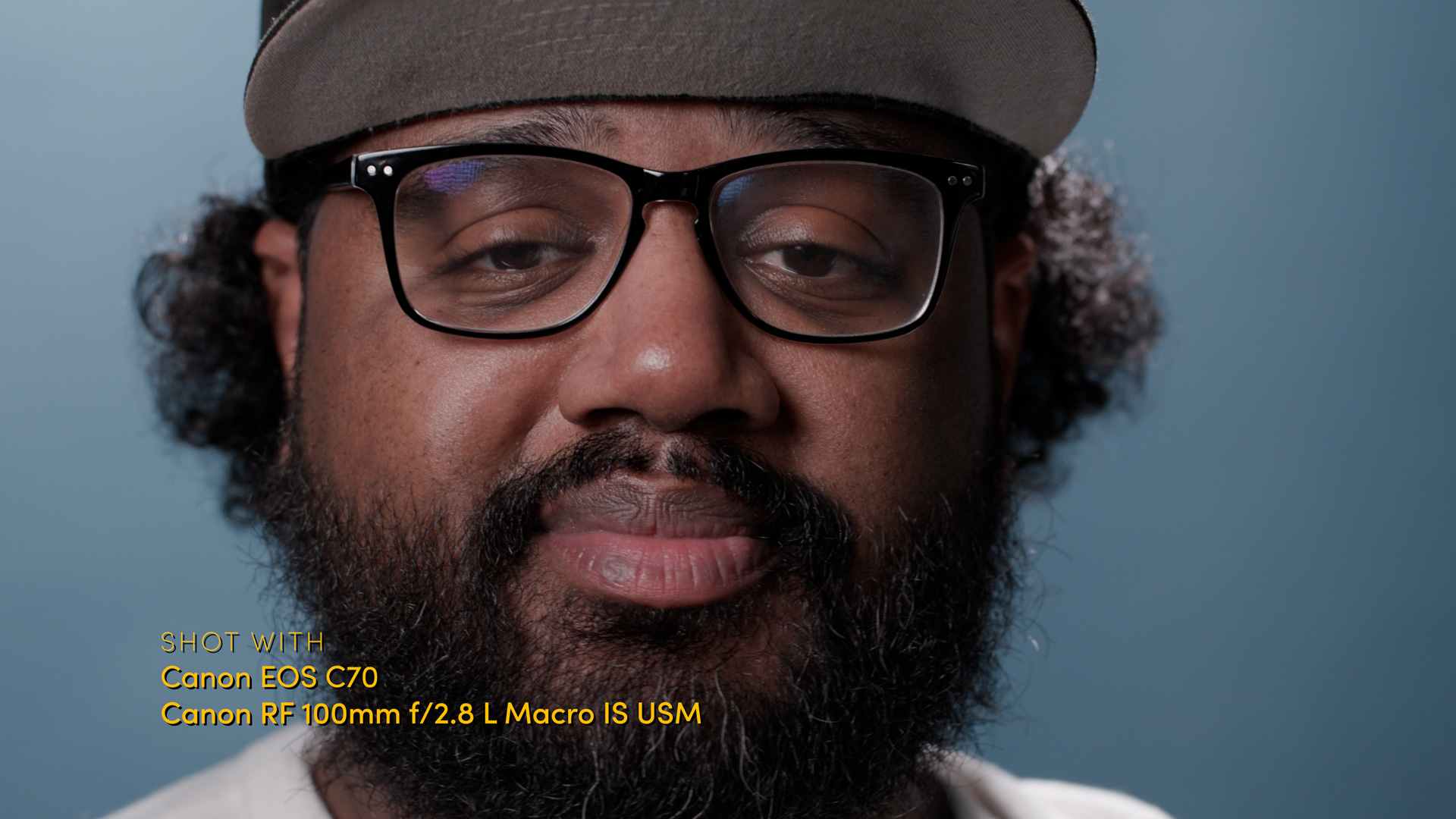 Plan rapproché d'une personne avec des lunettes et une barbe. Pris avec le Canon EOS C70 et le Canon RF 100mm f/2.8 L Macro IS USM