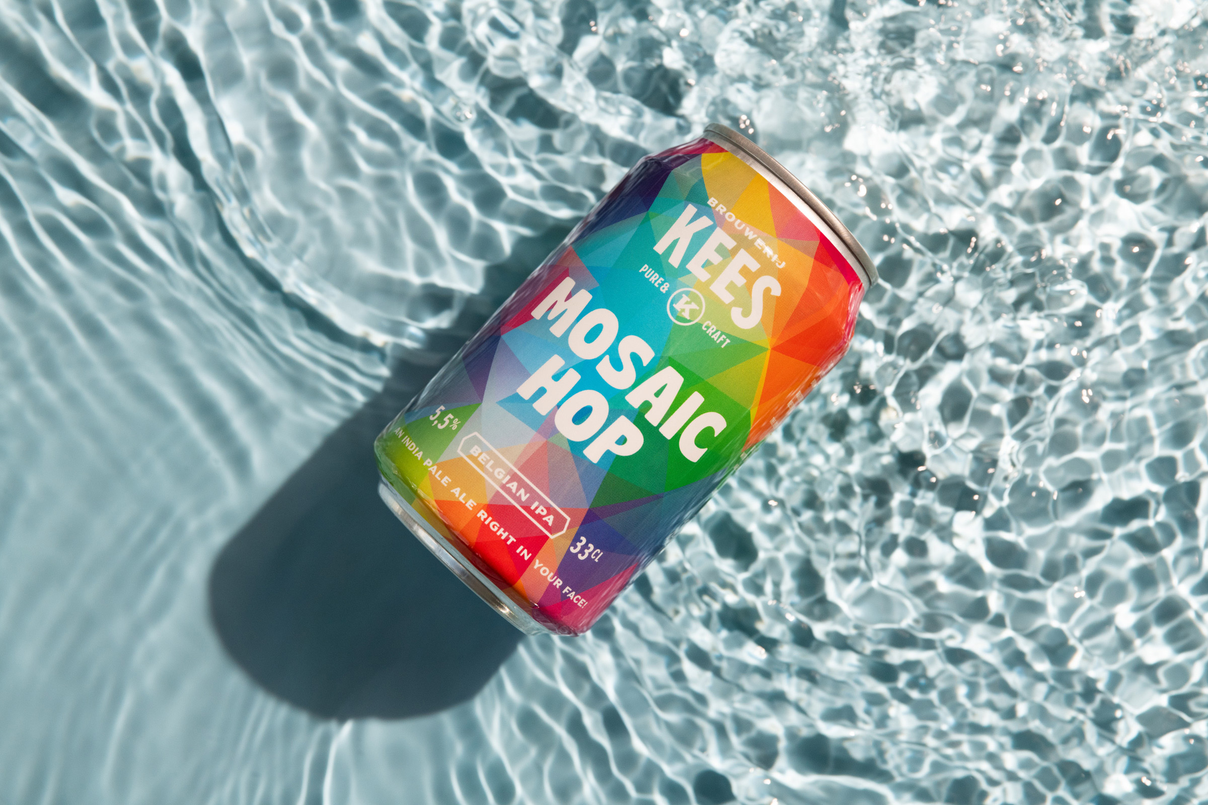 Une image d'une canette de boisson qui repose dans une eau très peu profonde.