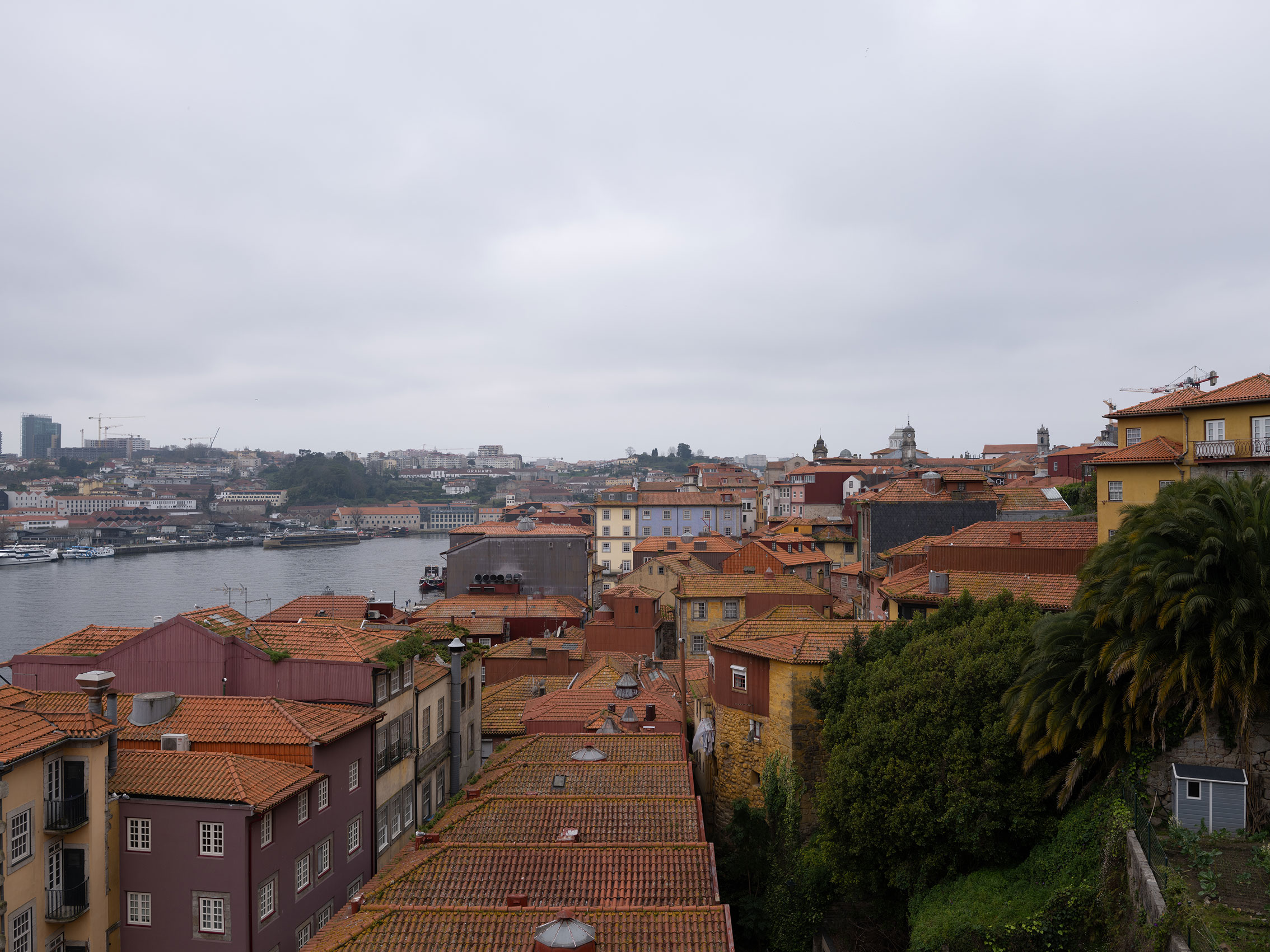 Image non recadrée de la ville de Porto. Photo prise avec le Fujifilm GFX100RF par Amy Moore.

