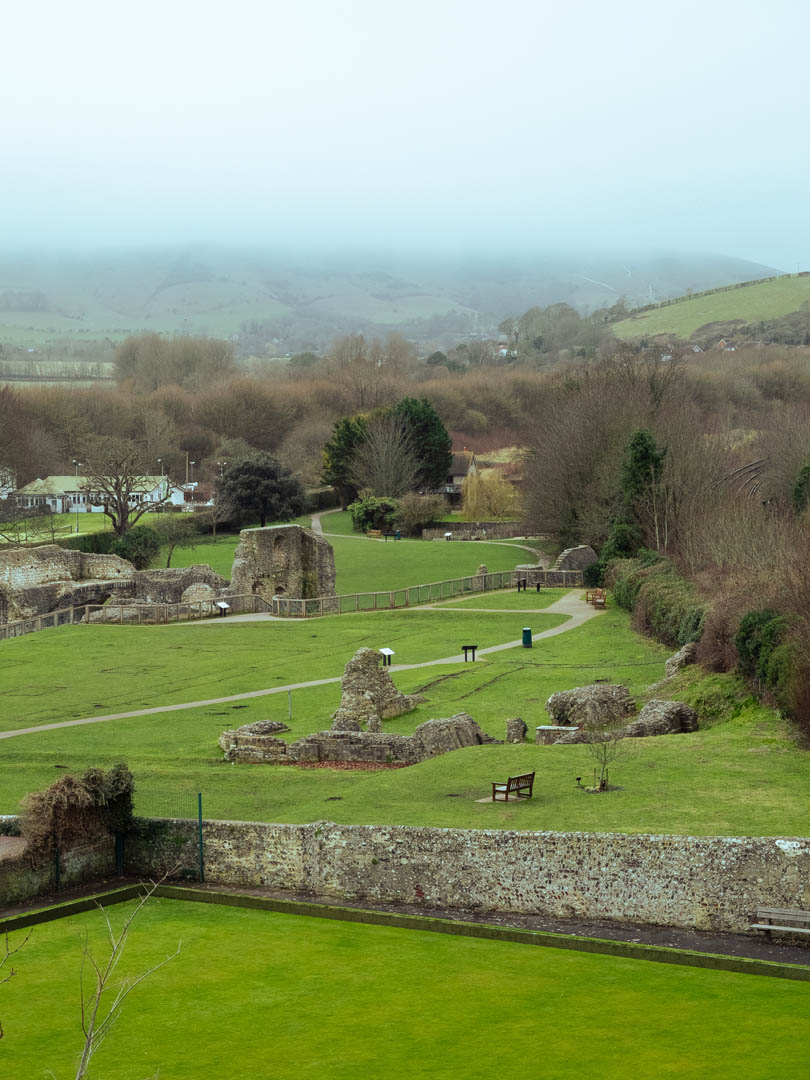 Portrait des collines du Sussex avec les ruines d'un château au premier plan par Jakub Golis avec un Fujifilm X10