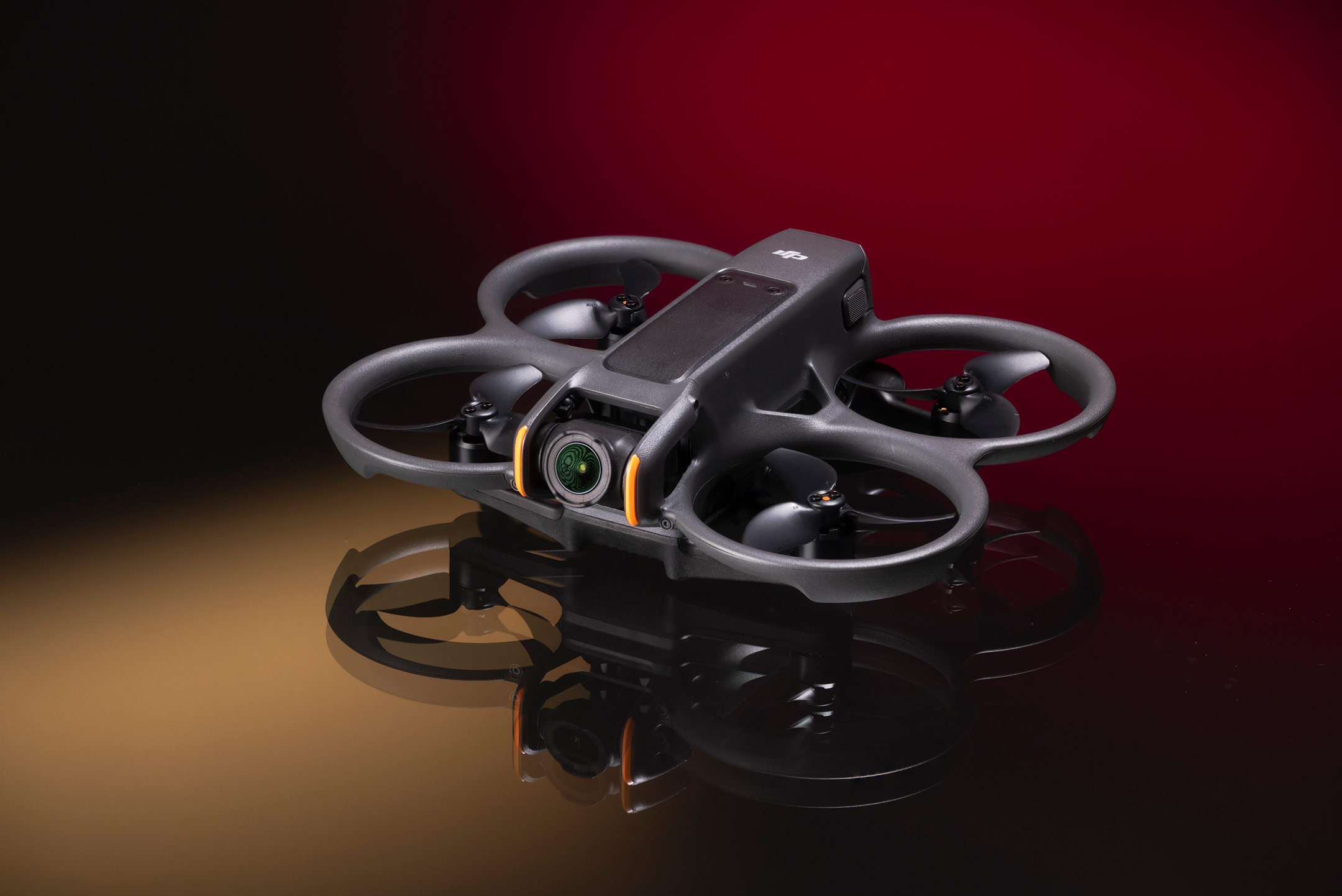DJI Avata 2 drone tegen een donkere achtergrond met rode en gele lichten