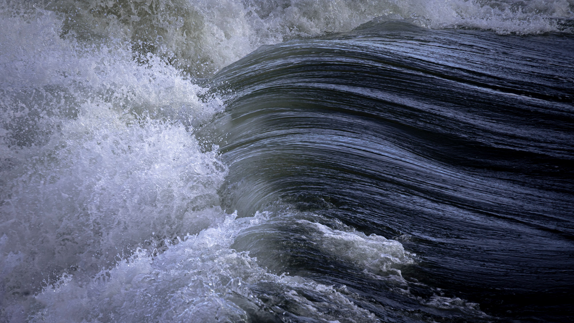 Waves in the sea shot by Scott Jessiman with a Nikon Z6 II