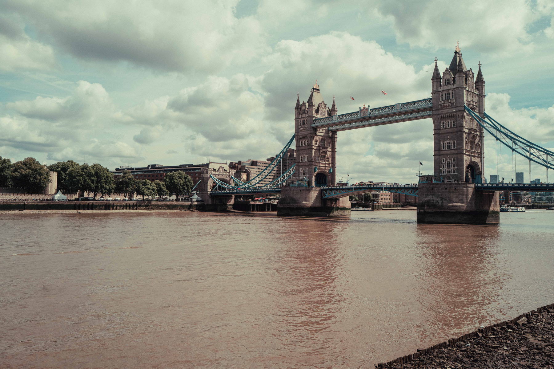 Een enigszins vervaagde foto van Tower Bridge en de Theems, genomen vanaf de rivieroever
