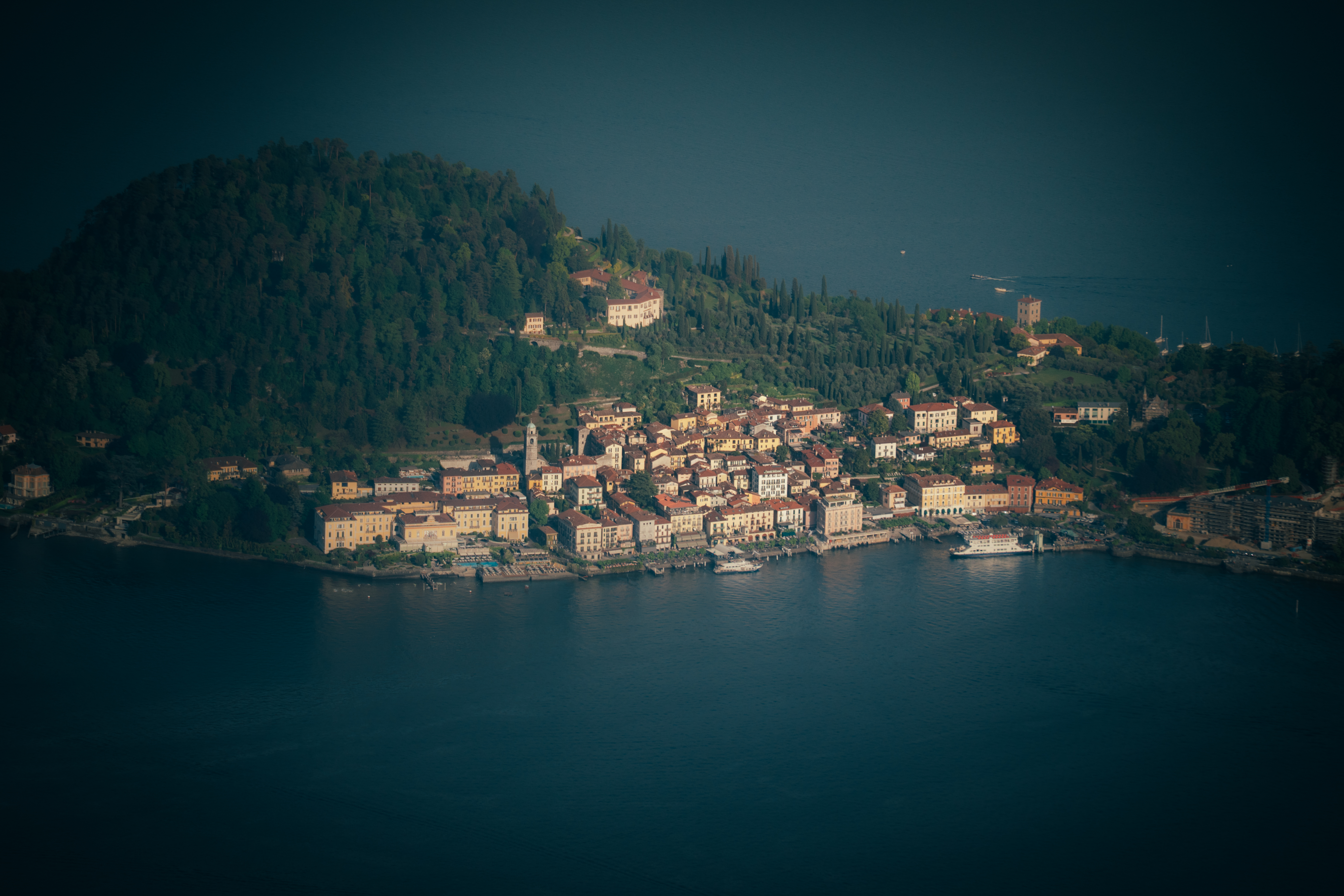 Veduta ravvicinata di un borgo sul Lago di Como