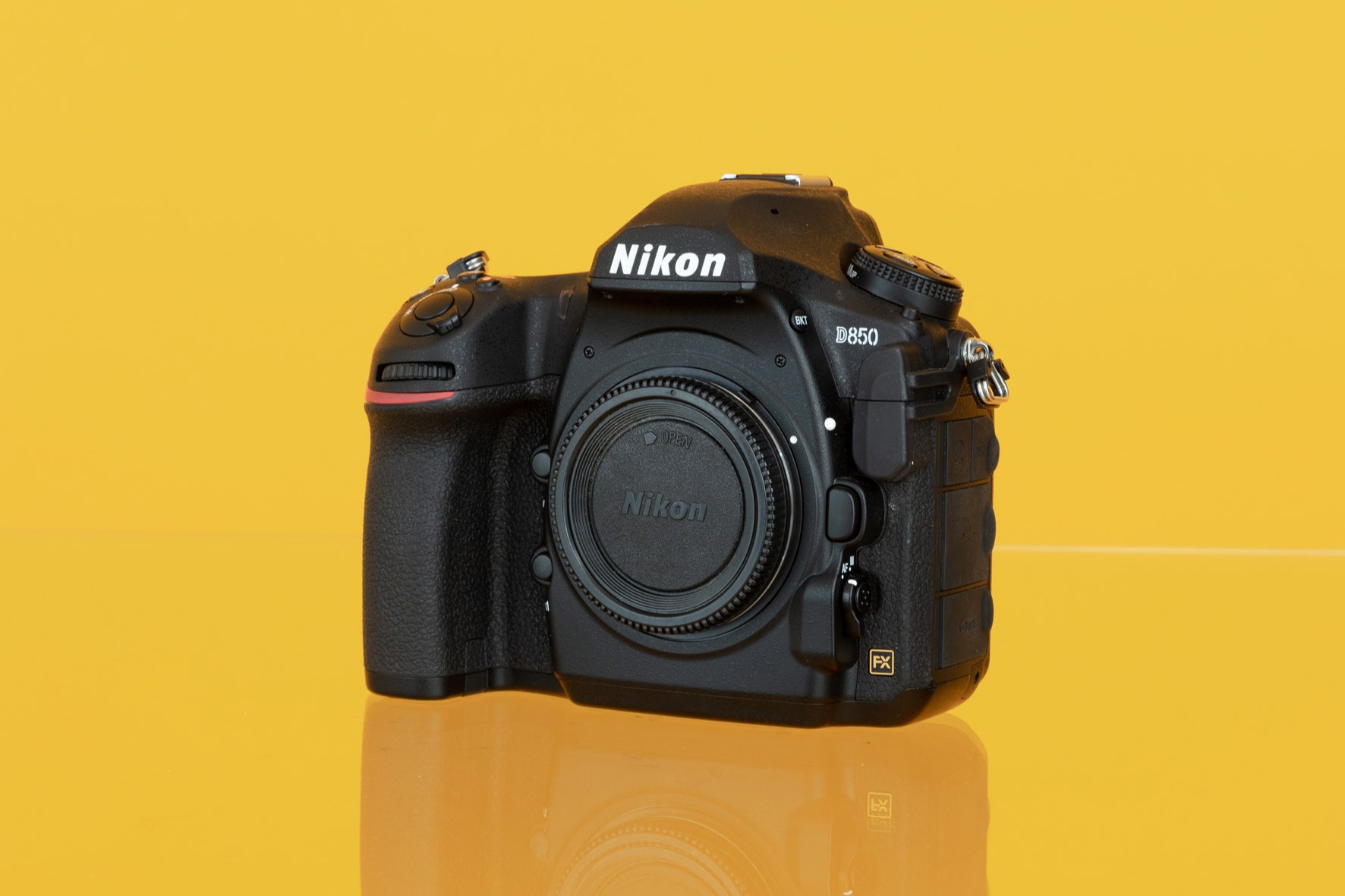 Een foto van een Nikon D850 full-frame digitale spiegelreflexcamera met een gele achtergrond