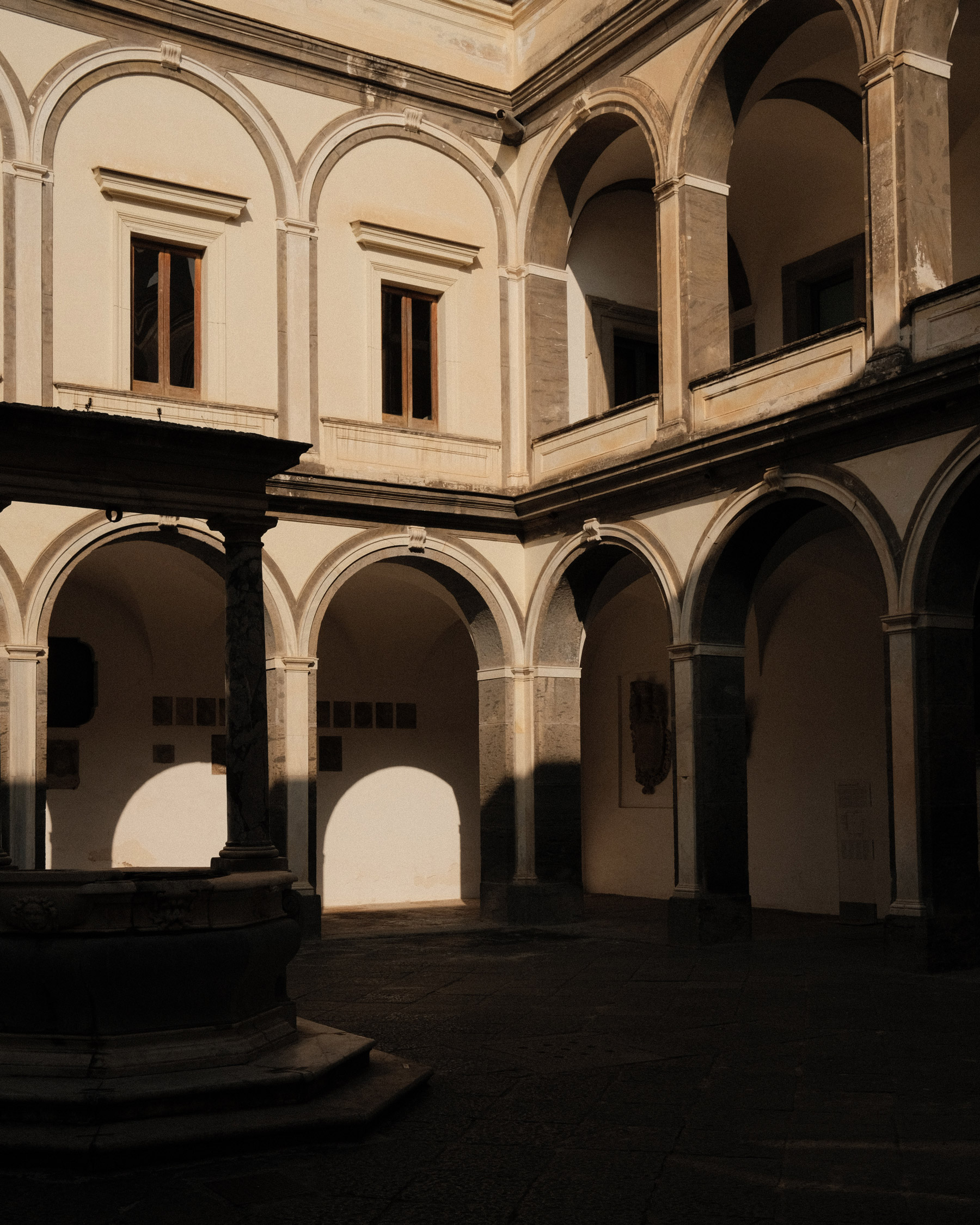 Gebäude mit Bögen in Neapel, teils im Sonnenlicht, teils im Schatten, aufgenommen von Michael Schulz mit der Fujifilm X100V