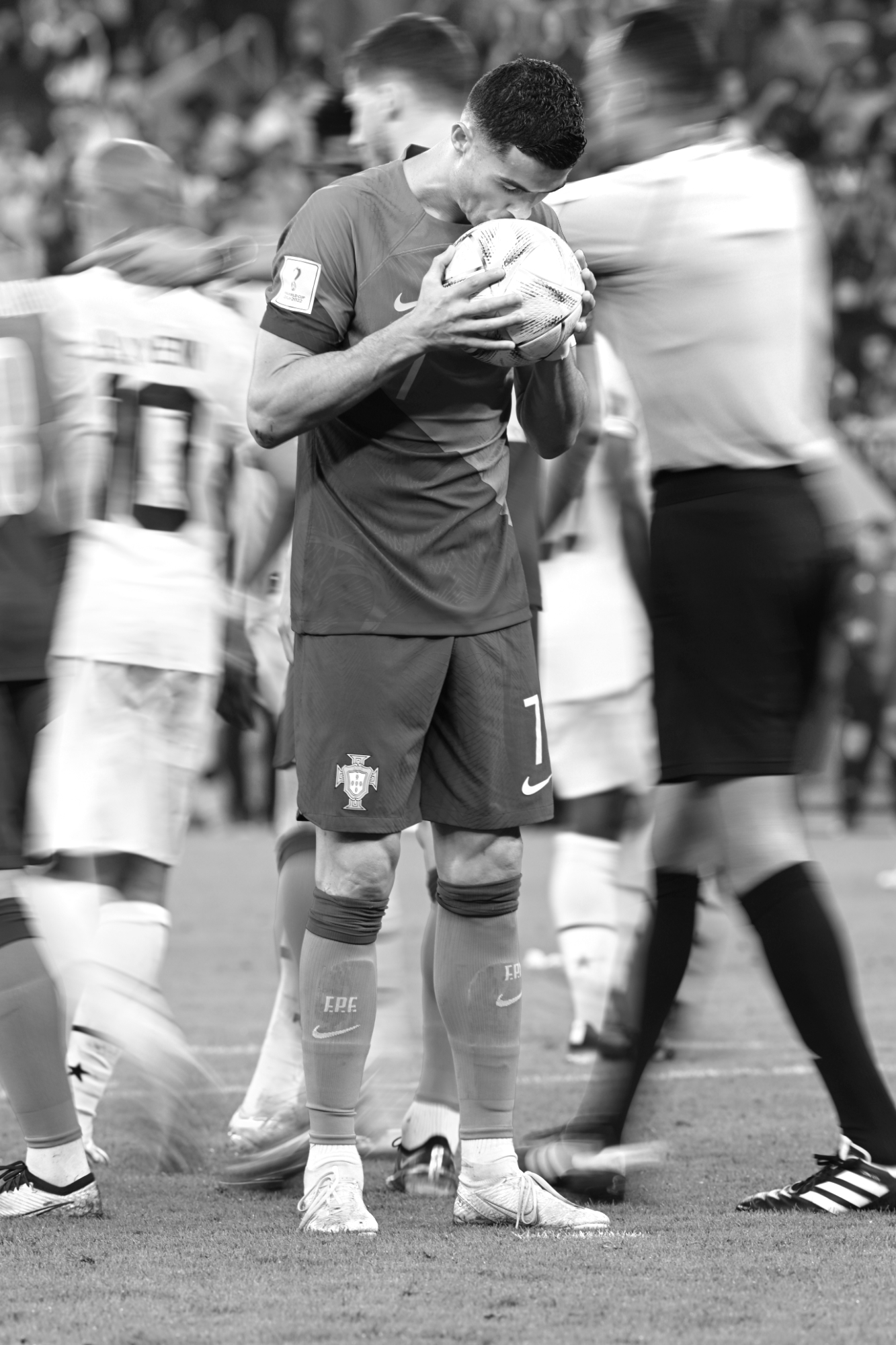 Une photo en noir et blanc de Christiano Ronaldo qui embrasse le ballon avant de tirer un penalty lors de la victoire du Portugal sur le Ghana (3-0), Coupe du Monde 2022 Photo prise avec un Nikon Z9 par Ryu Voelkel.