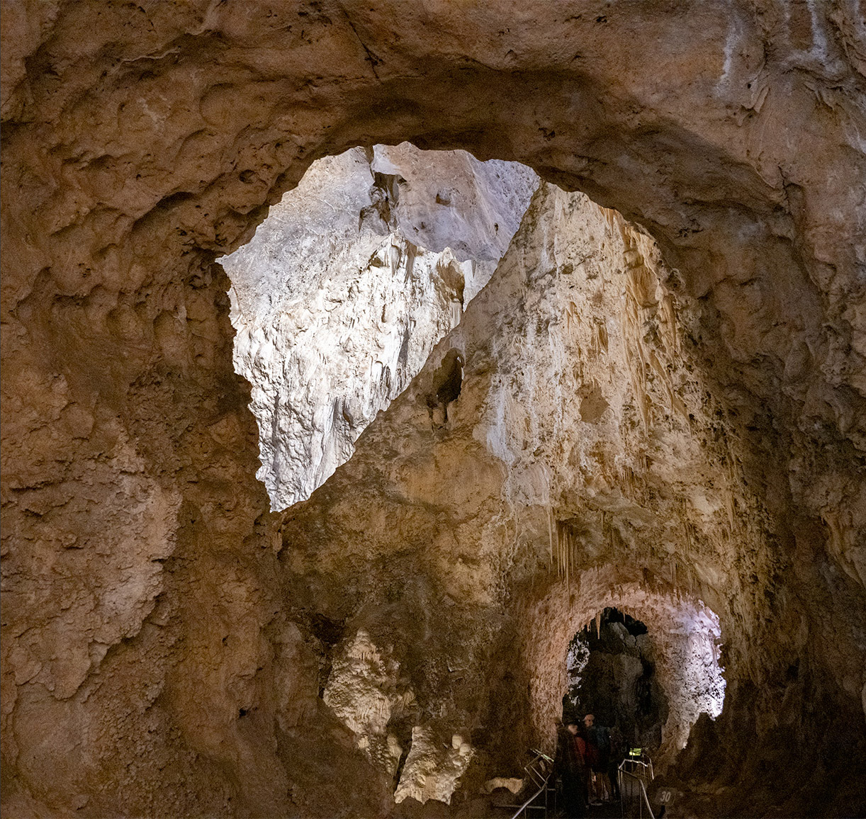 Foto di una grotta che mostra la gamma dinamica della Nikon Z8, in un’atmosfera luminosa