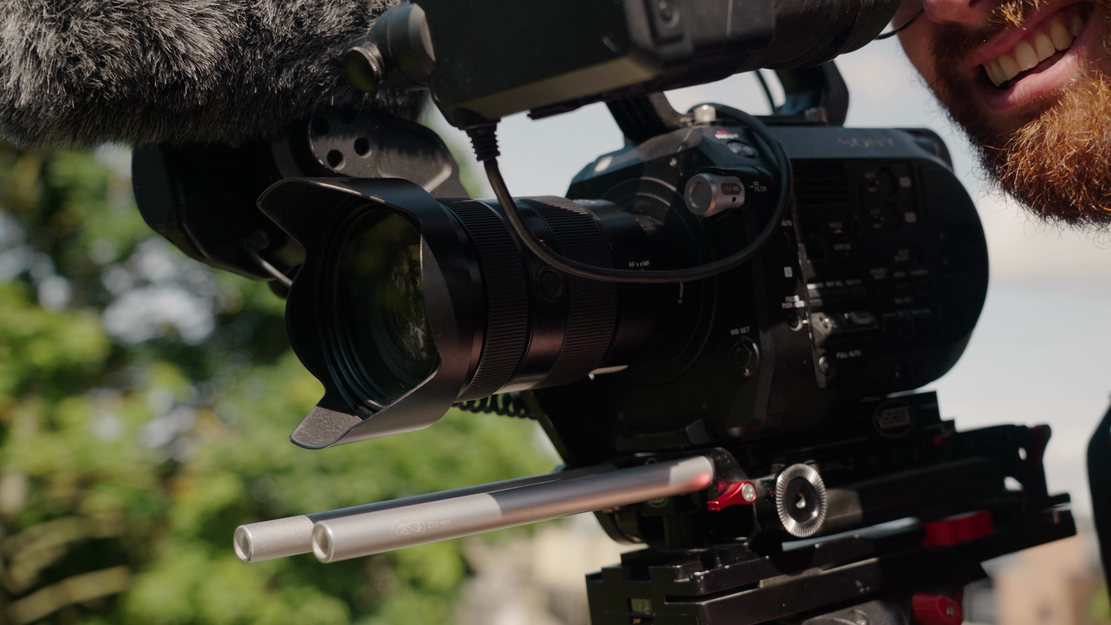 Gros plan sur le Sony FS7, le producteur-réalisateur de télévision Steve Morgan regardant à travers l'oculaire.