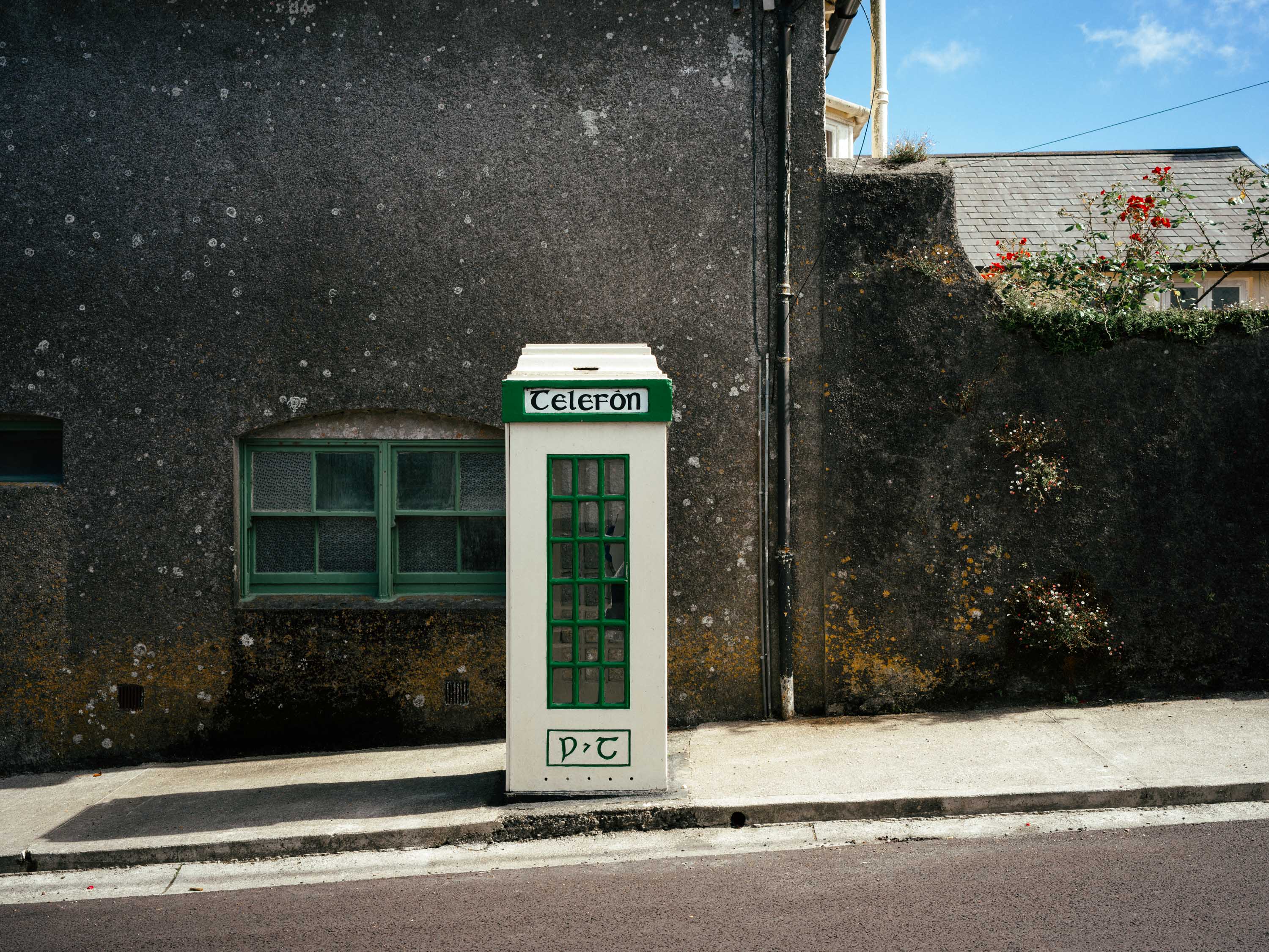 Foto einer grün-weißen Telefonzelle auf einer Straße in Irland, aufgenommen von Ian Howorth mit einer Hasselblad X2D 100C