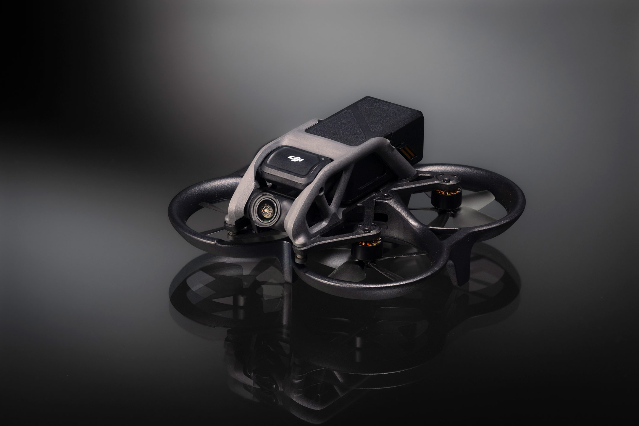DJI Avata 1 drone tegen een donkergrijze achtergrond
