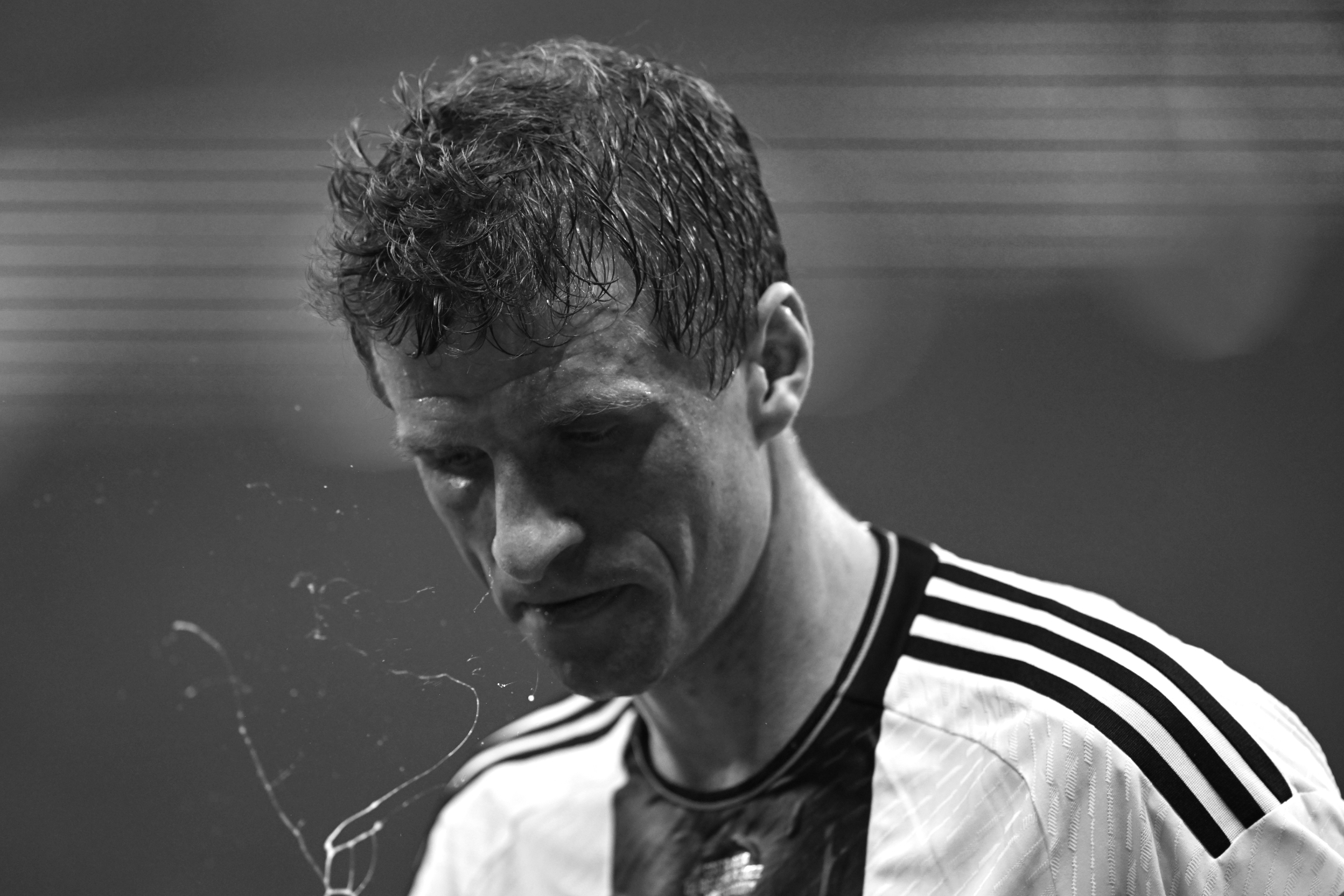 Thomas Müller vom deutschen Team blickt beim 4:2-Sieg seiner Mannschaft gegen Costa Rica bei der Weltmeisterschaft 2022, bei der Deutschland dennoch in der Gruppenphase ausschied, zu Boden, aufgenommen von Ryu Voelkel mit der Nikon Z9.