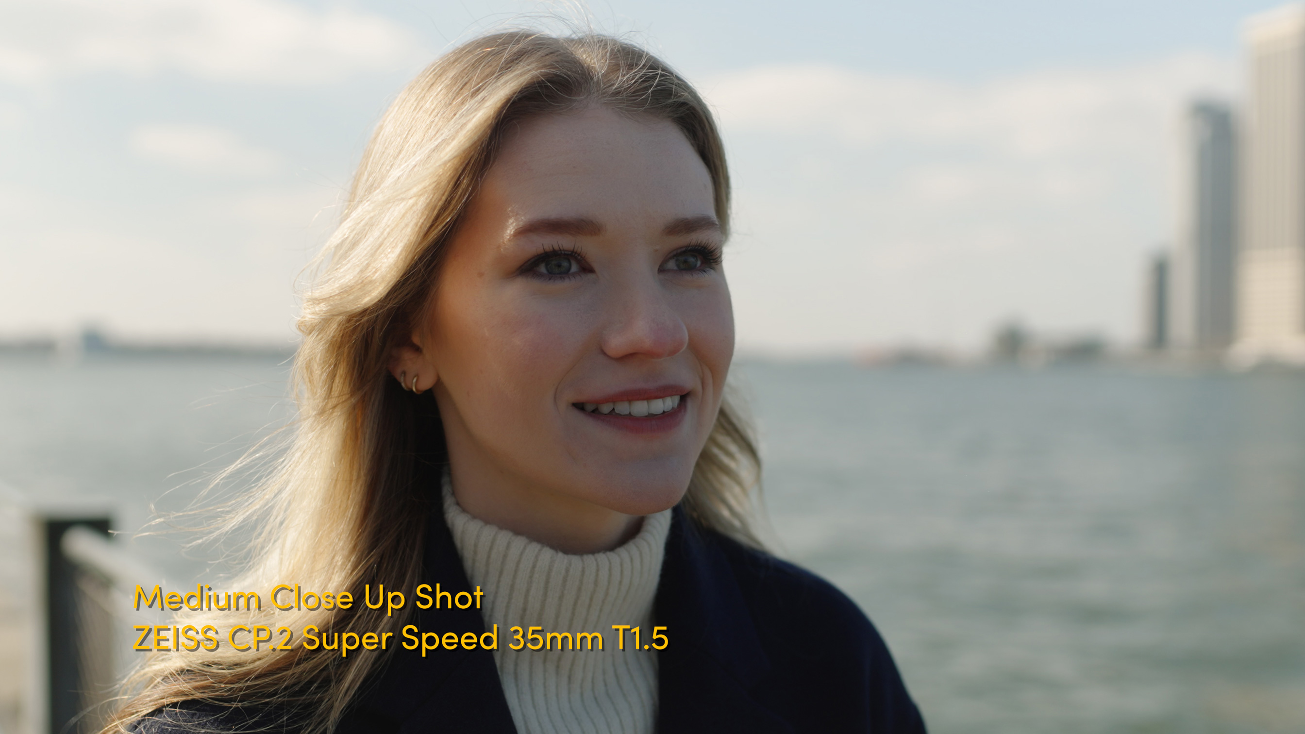 Voorbeeld van een close-up opname van een vrouw voor de East River in New York City