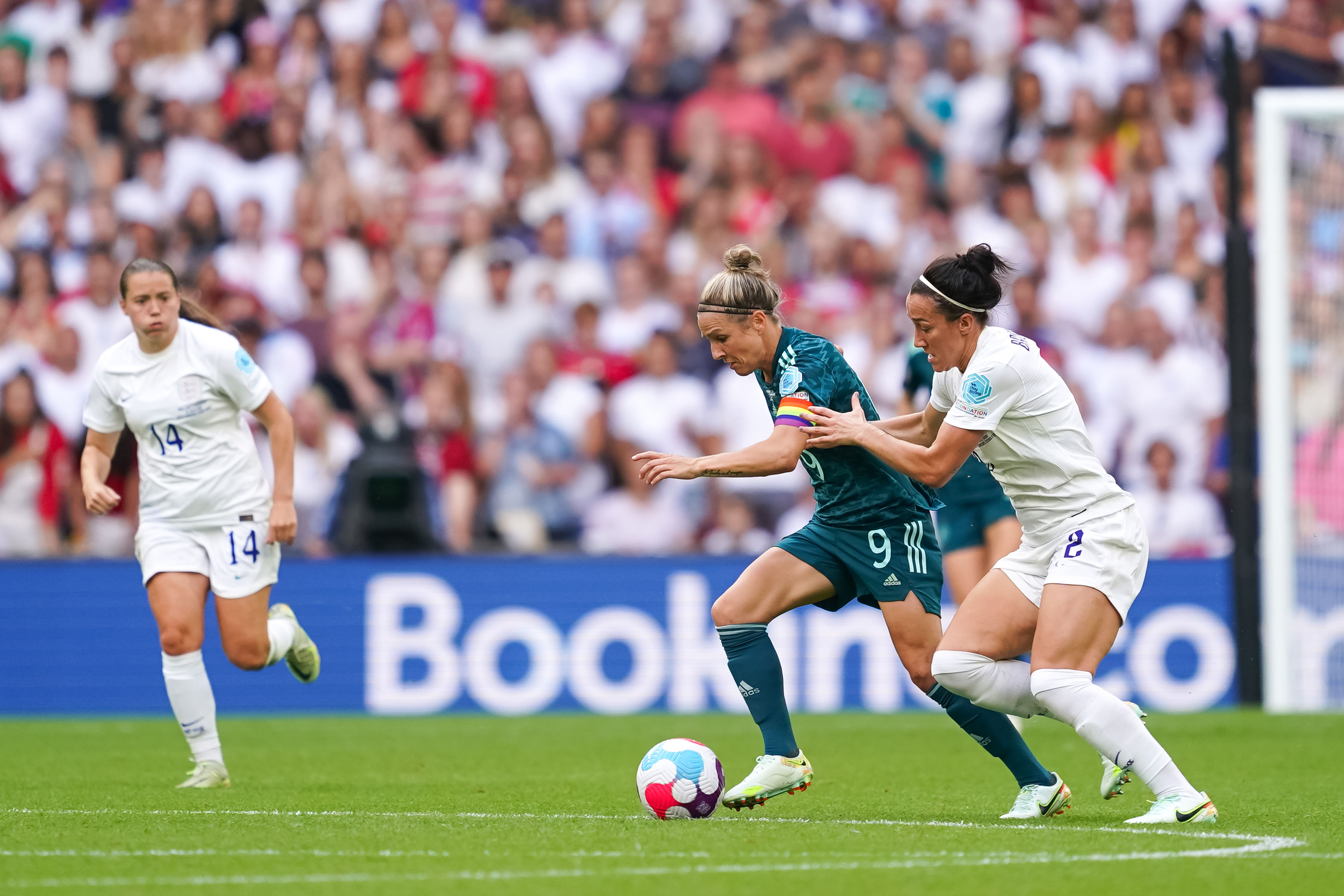 Joueuse de football allemande avec le ballon alors qu'une joueuse anglaise tente de la tacler lors de finale de l'Euro féminin 2022. Photographiée par Daniela Porcelli avec le Sony A9 II.