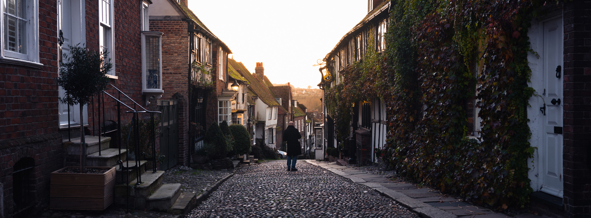 Ein Farbfoto der Straßen von Rye, Vereinigtes Königreich, aufgenommen mit einer Fujifilm GFX 50R von Ian Howorth