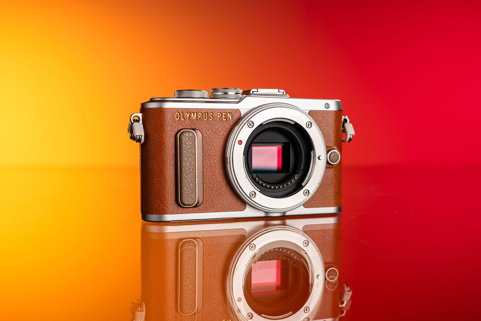 Olympus PEN E-PL8 auf rot-orangem Hintergrund