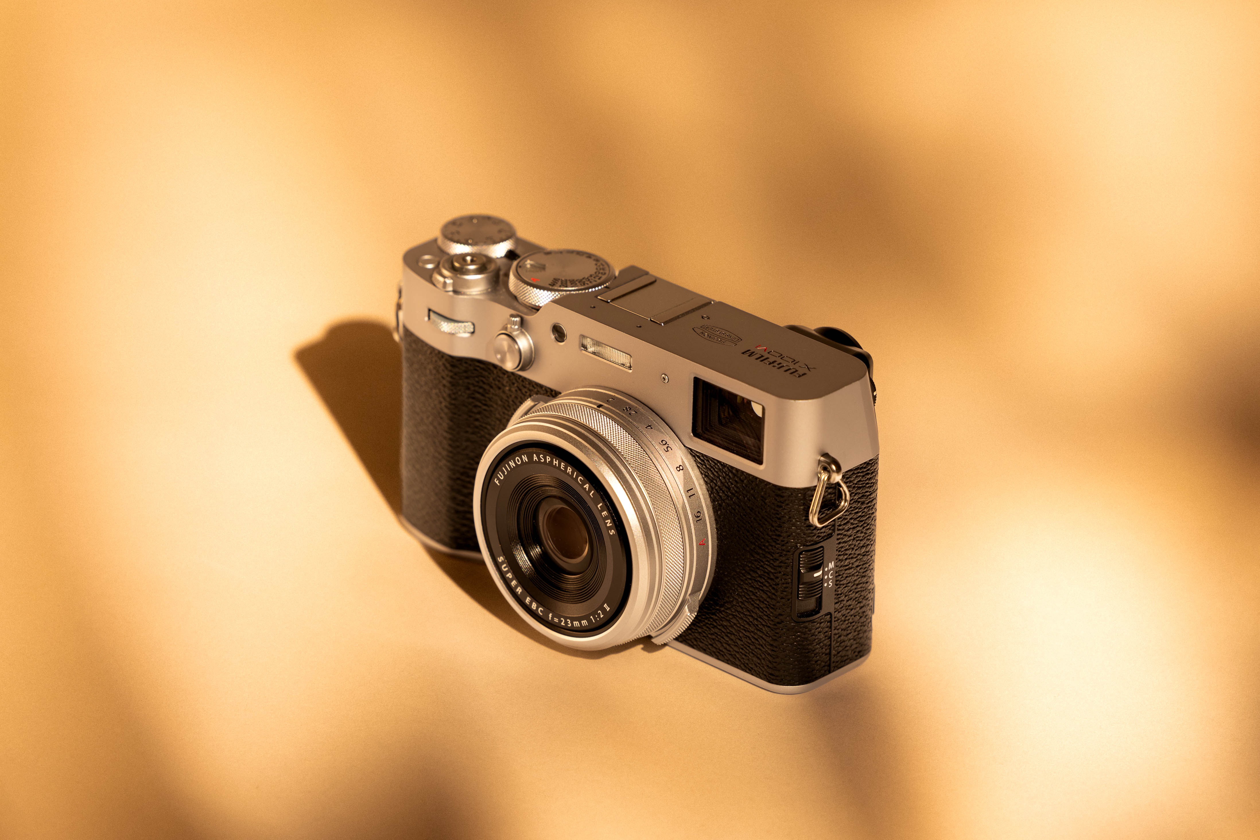 Fujifilm X100V auf cremefarbenem Hintergrund