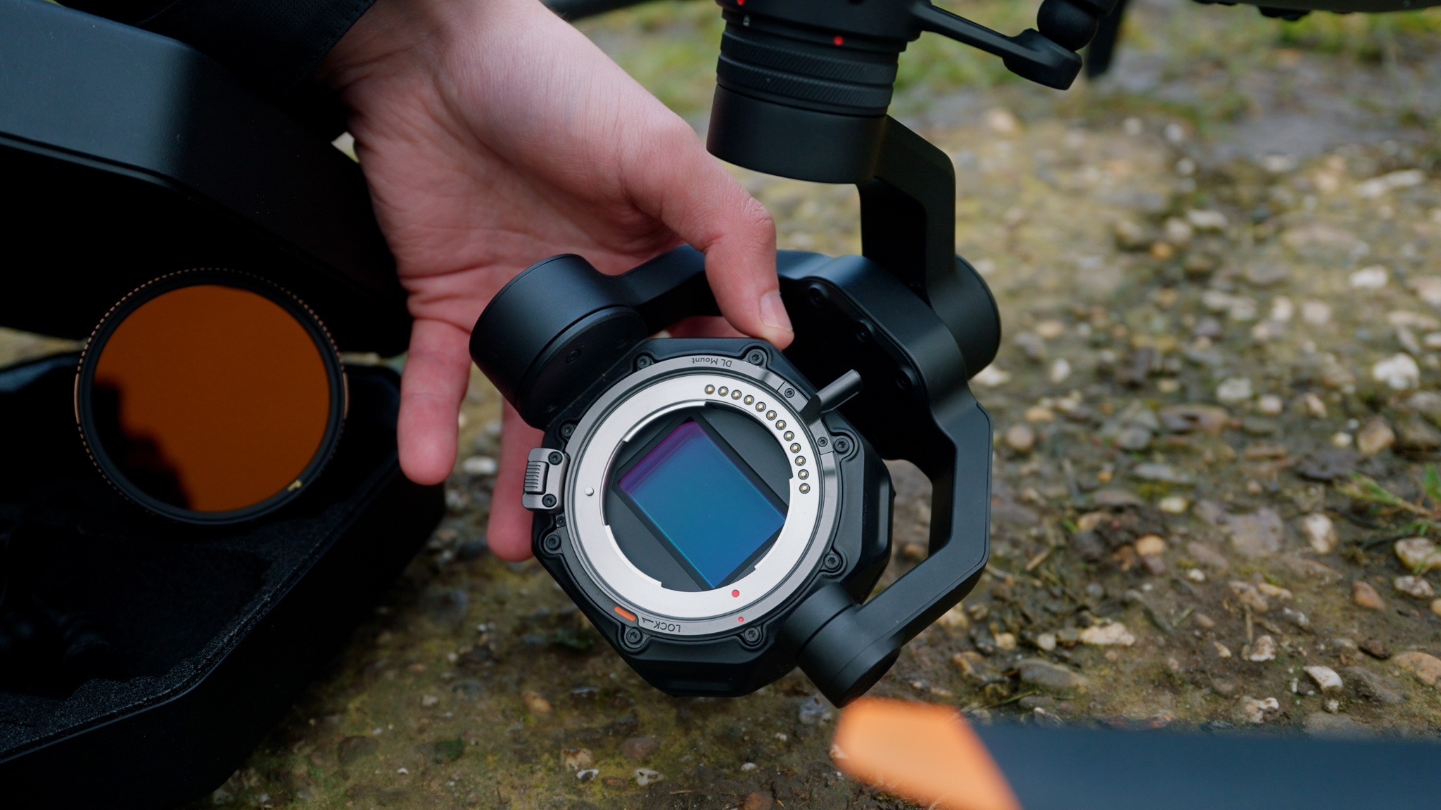Een close-up van de geavanceerde camera bevestigd aan de DJI Inspire 3, ontworpen voor professionele luchtfotografie en videografie. Ontdek de precisie en technologie achter deze krachtige combinatie.