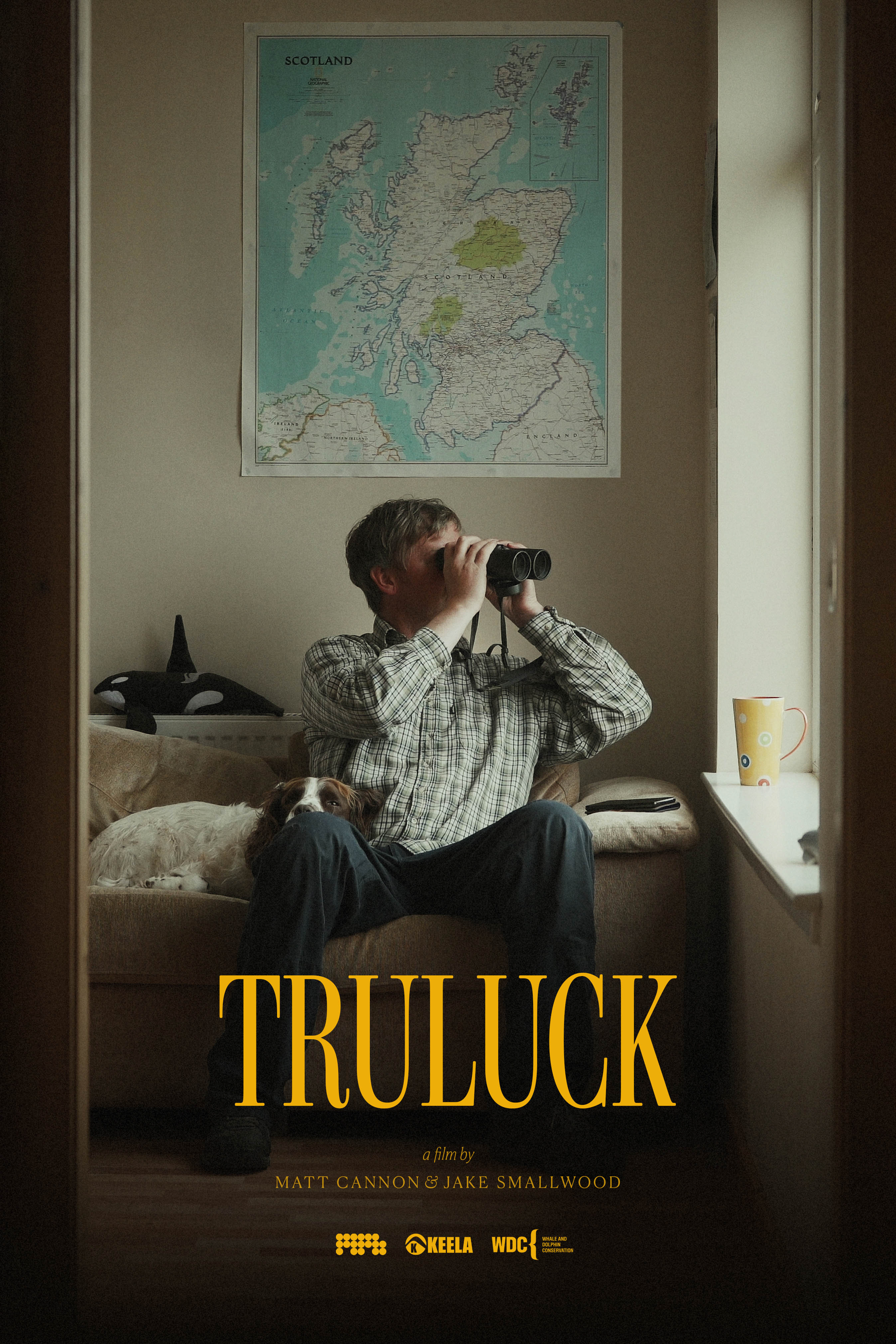 Promotieposter voor de korte film 'Truluck', met Steve Truluck die door een verrekijker uit een raam kijkt, zittend op een bank onder een kaart van Schotland