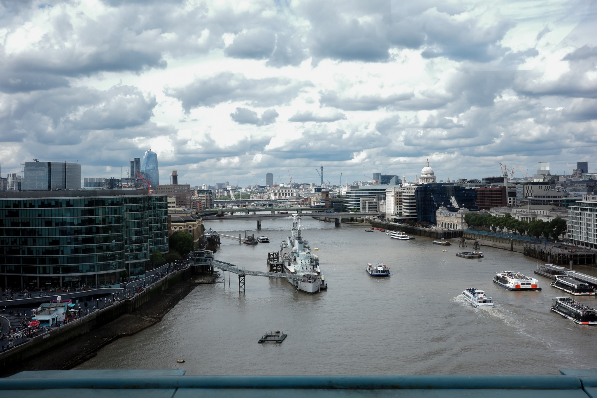 Ein Farbfoto der Londoner Skyline rund um die Themse, aufgenommen von der Tower Bridge mit der Ricoh GR III.
