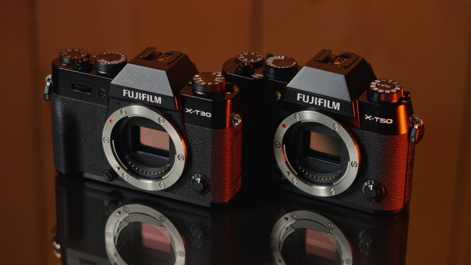 Een zij-aan-zij vergelijkingsfoto van de Fujifilm X-T30 II & Fujifilm X-T50