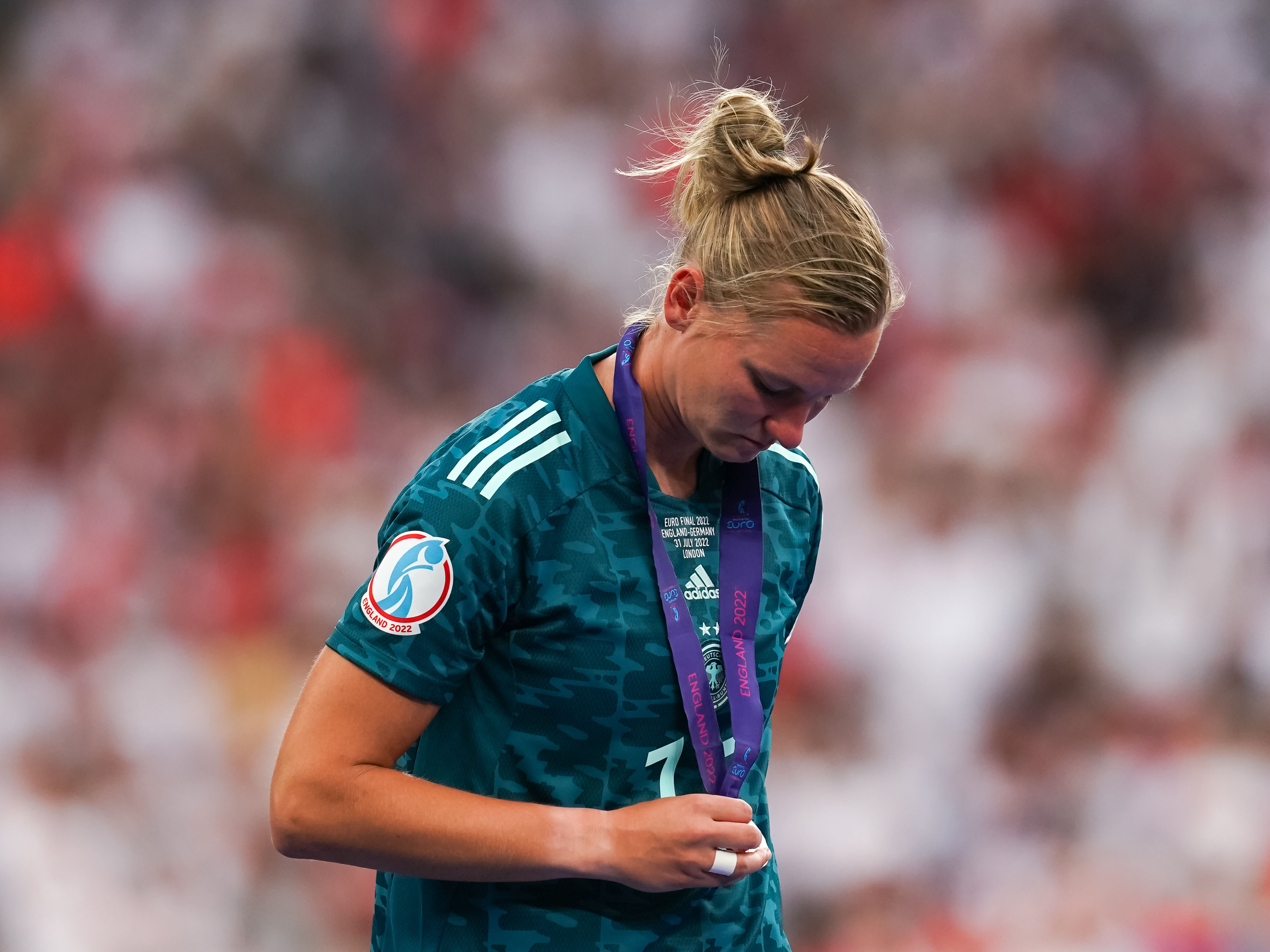 Joueuse de football allemande avec une médaille de finaliste lors de la finale de l'Euro 2022 féminin. Photographiée par Daniela Porcelli avec le Sony A9 II.