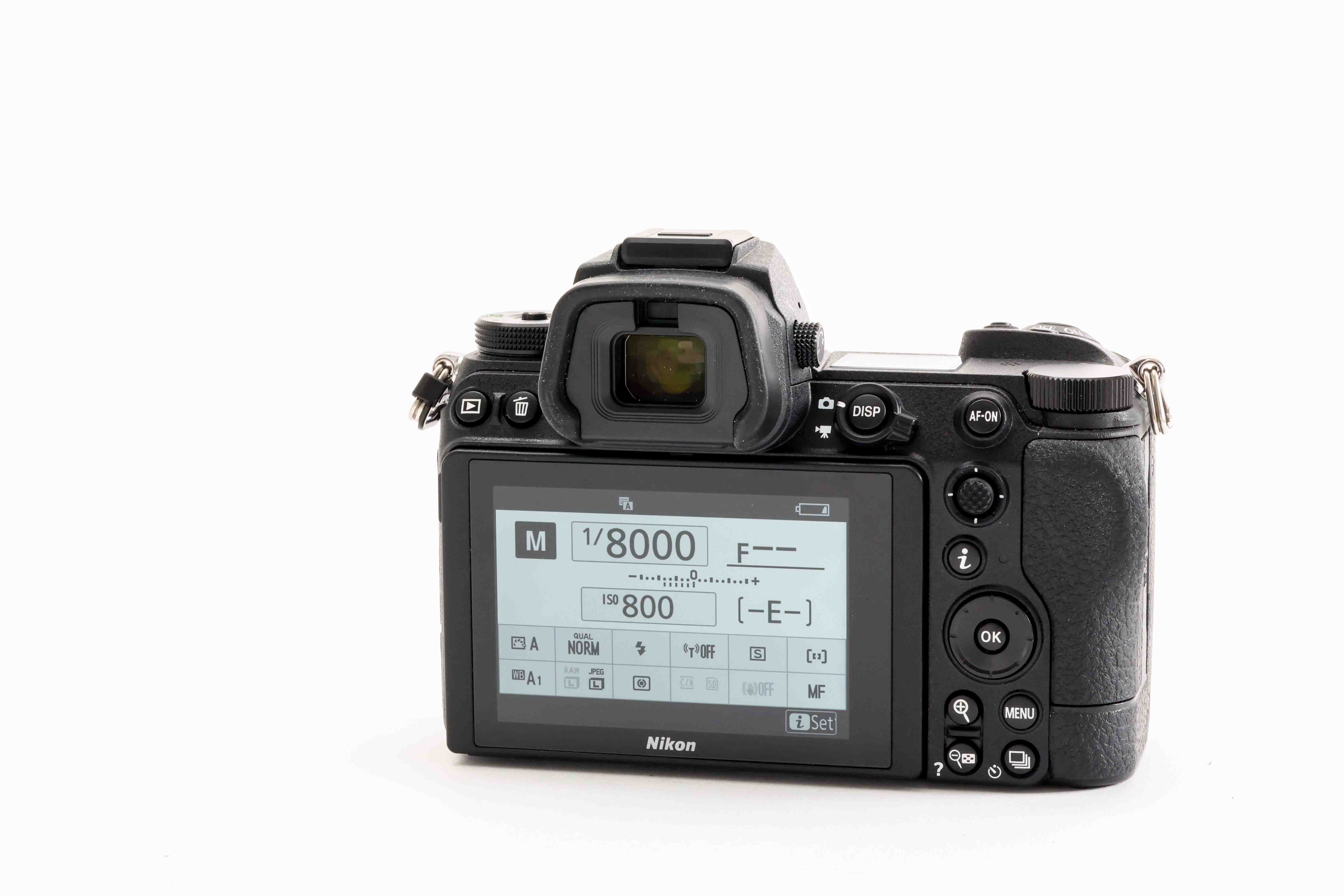Retro della Nikon Z6 II, con mirino, display e pulsanti visibili.