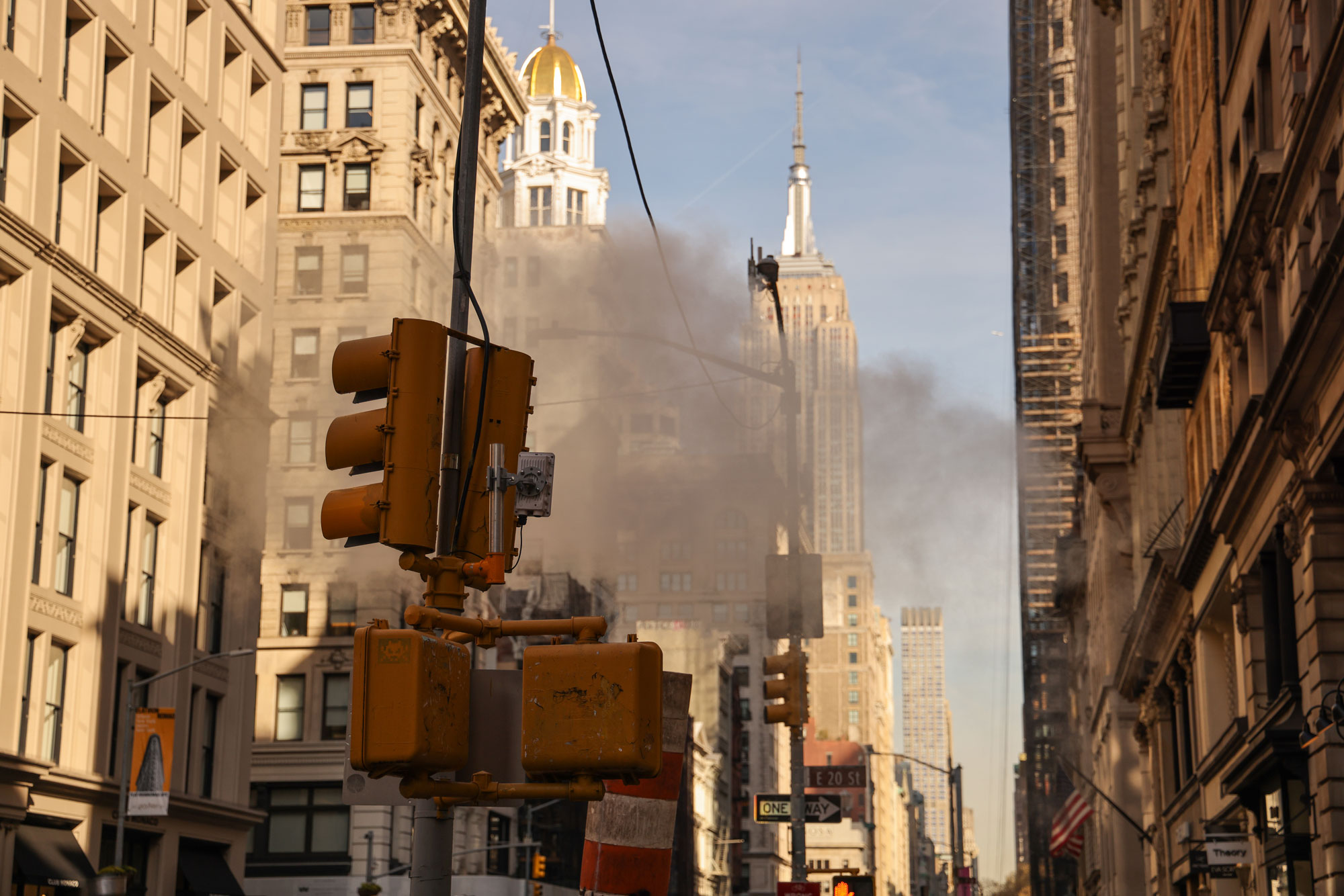Blick auf das Empire State Building in New York City von der 19. Straße aus während der goldenen Stunde. Aufgenommen mit einer Canon EOS R5. 

Canon EOS R5 | 63mm | f/4.5 | 1/5.000 | ISO 400