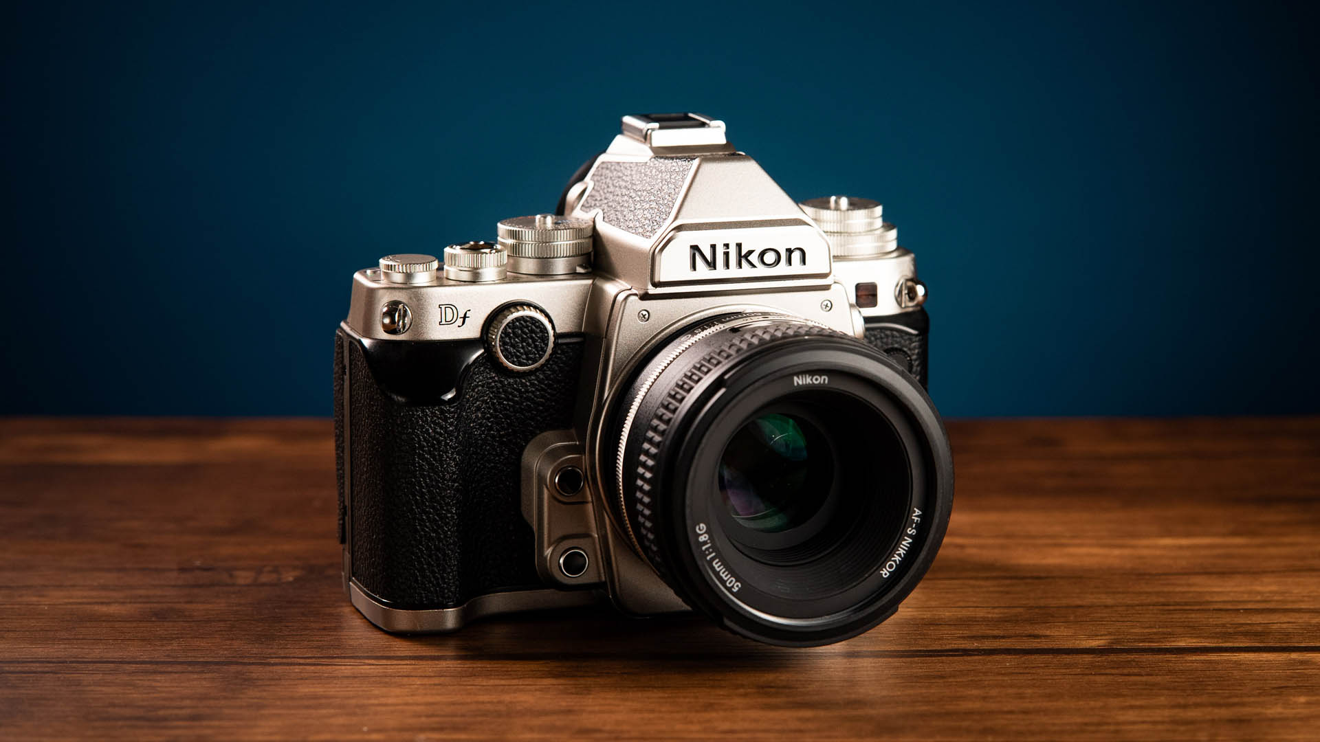 Gebrauchte Nikon Df von MPB auf einem Holztisch