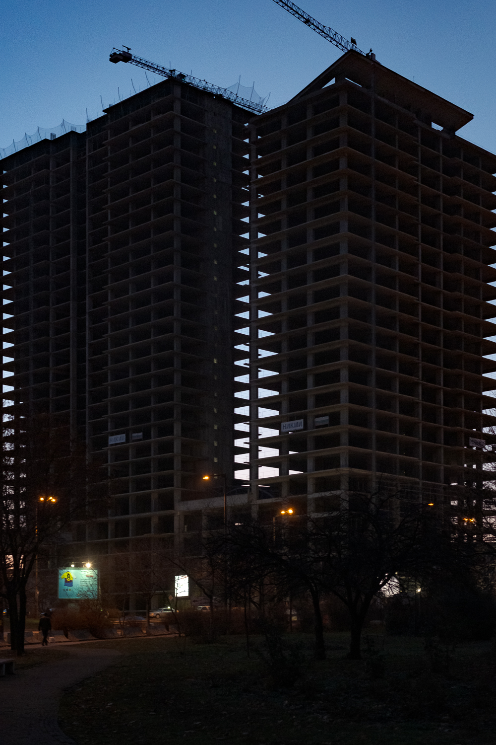 Zwei große Gebäude im Schatten bilden zusammen ein interessantes Muster