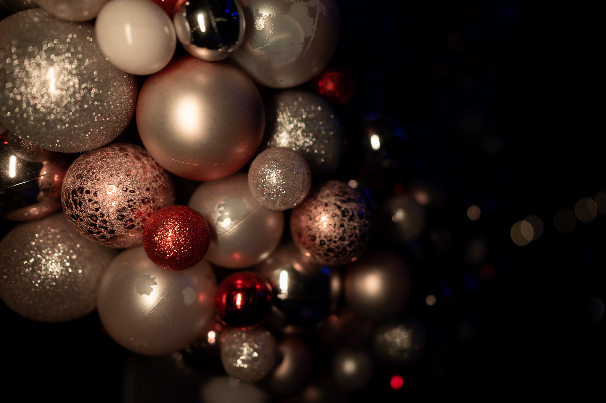 Nahaufnahme von Christbaumkugeln im Dunkeln, aufgenommen mit einer Sony Alpha A7C und einem Sony FE 24mm f/1.4 GM