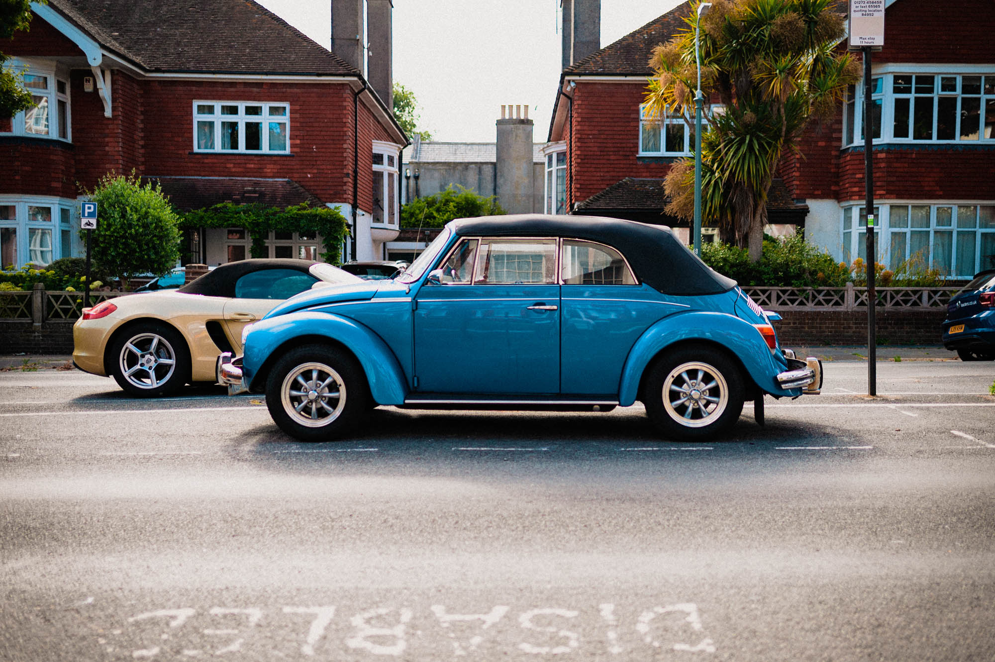Un coche vintage azul estacionado en una calle británica. Tomada con la Nikon D700 por Jakub Golis.
