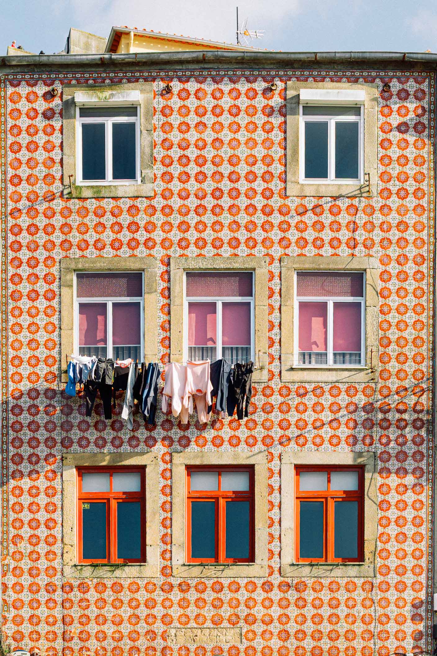 Frontalaufnahme eines symmetrischen Gebäudes im Stil von Wes Anderson. Aufgenommen von Connor Redmond mit der Sigma BF.
