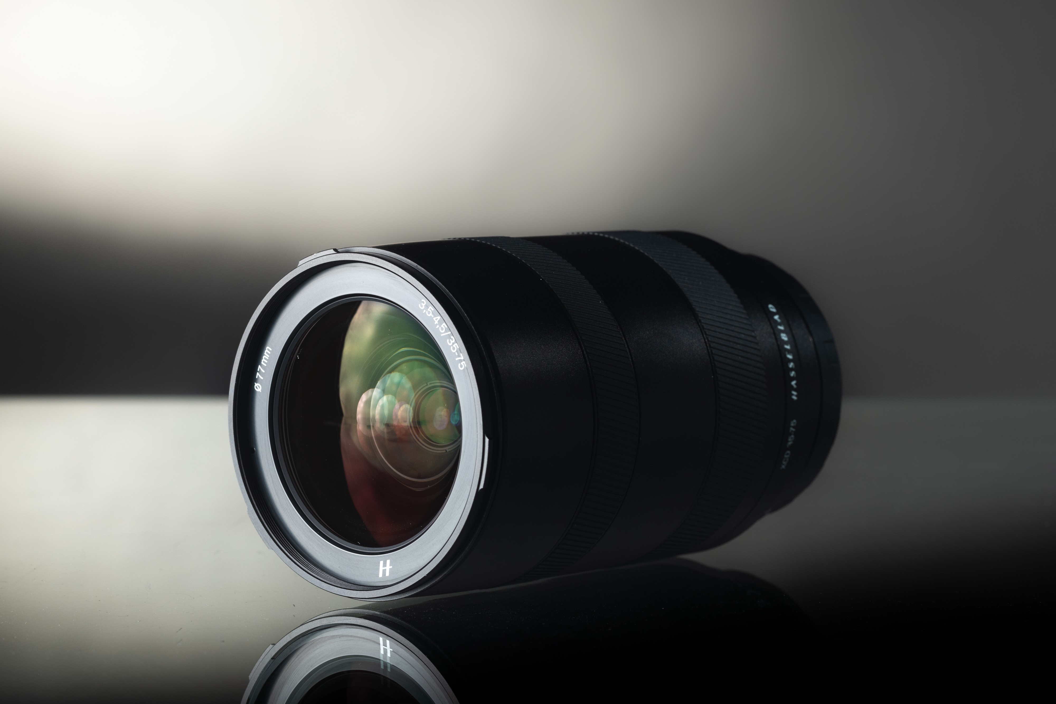 Een foto van een tweedehands Hasselblad 35-75 f/4 lens op een glazen tafel