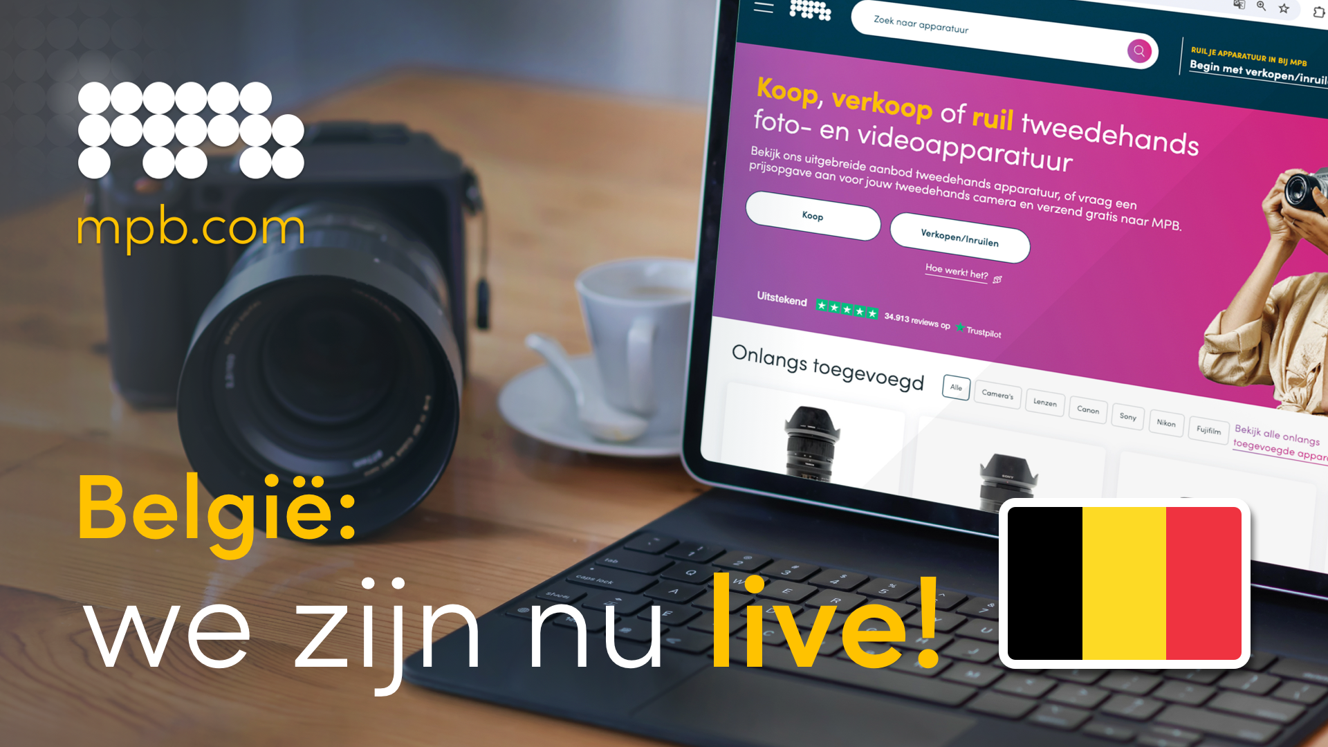 Een laptop en camera op een tafel met de tekst “België: we zijn nu live” eroverheen
