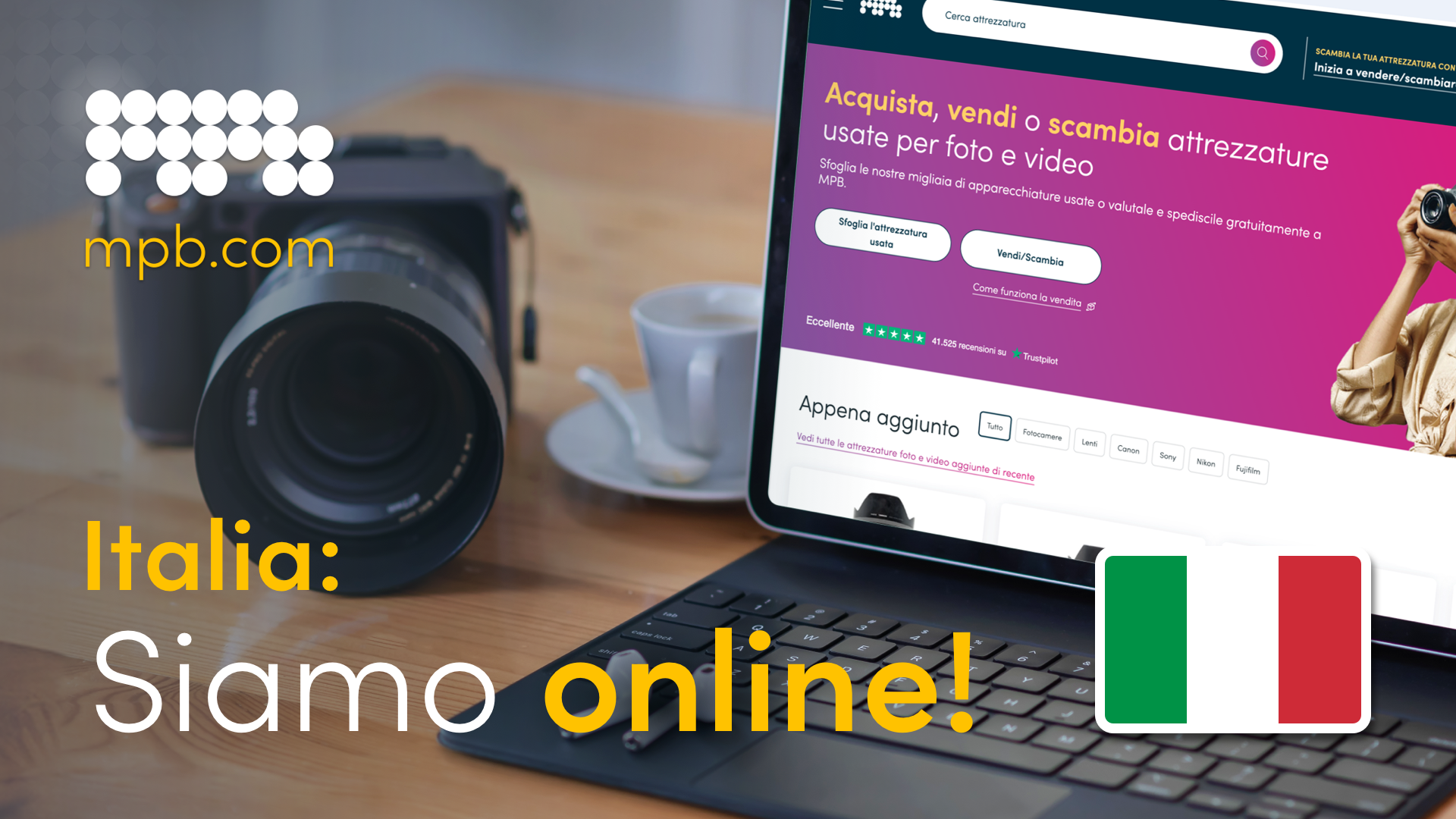 Un computer portatile e una macchina fotografica su un tavolo con il testo “Italia: Siamo in diretta” in sovrimpressione