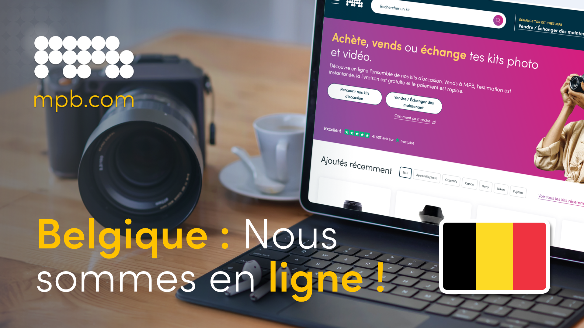 Un ordinateur portable et un appareil photo sur une table avec le texte « Belgium : Nous sommes en direct » en surimpression