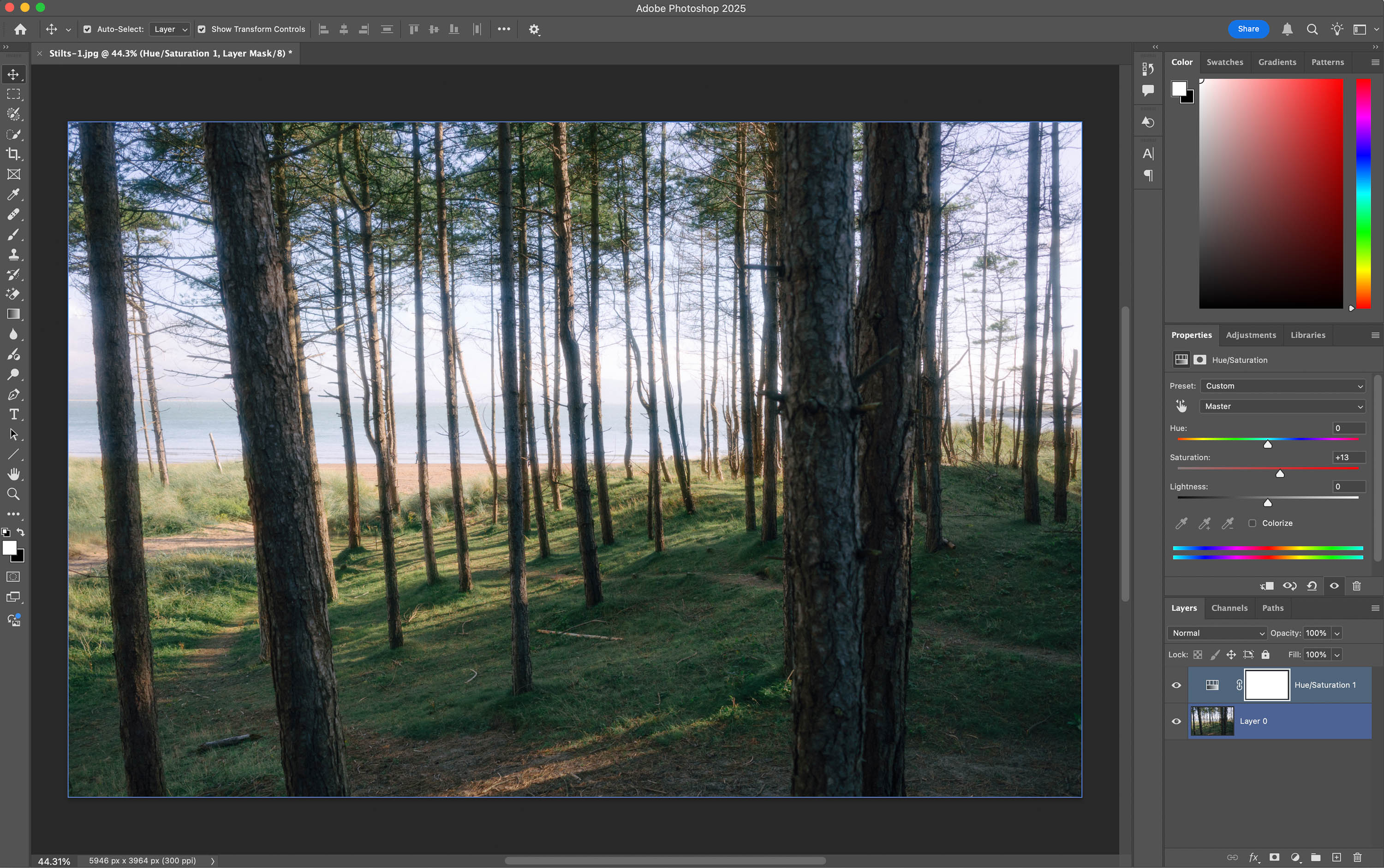 Screenshot der Photoshop-Oberfläche mit einem Küstenbild von Connor Redmond.