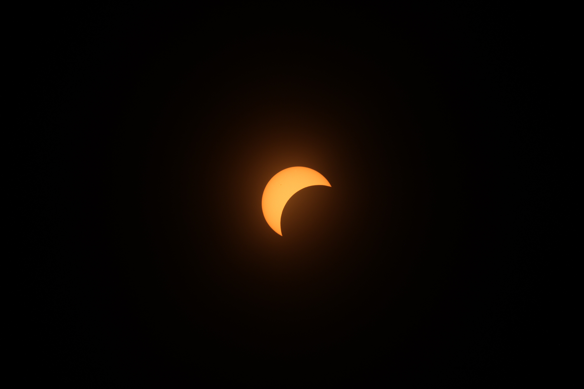Erste Phase einer Sonnenfinsternis: Der Mond beginnt, den Rand der Sonne zu verdecken.