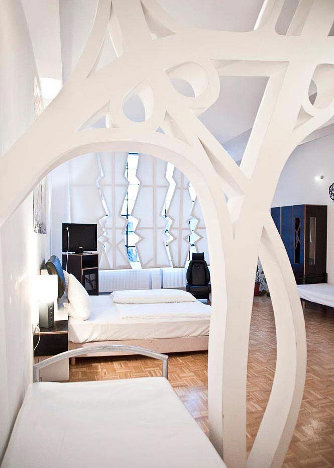 Image d'une chambre blanche et lumineuse avec des meubles noirs et blancs