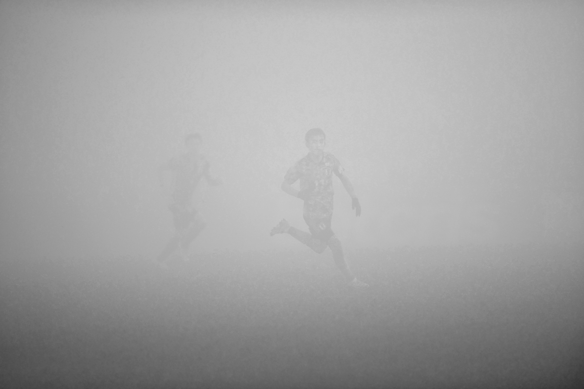 Ein Schwarz-Weiß-Foto von Japan beim Spiel im Nebel im Freundschaftsspiel gegen Mexiko im November 2020, aufgenommen von Ryu Voelkel mit einer Nikon D5