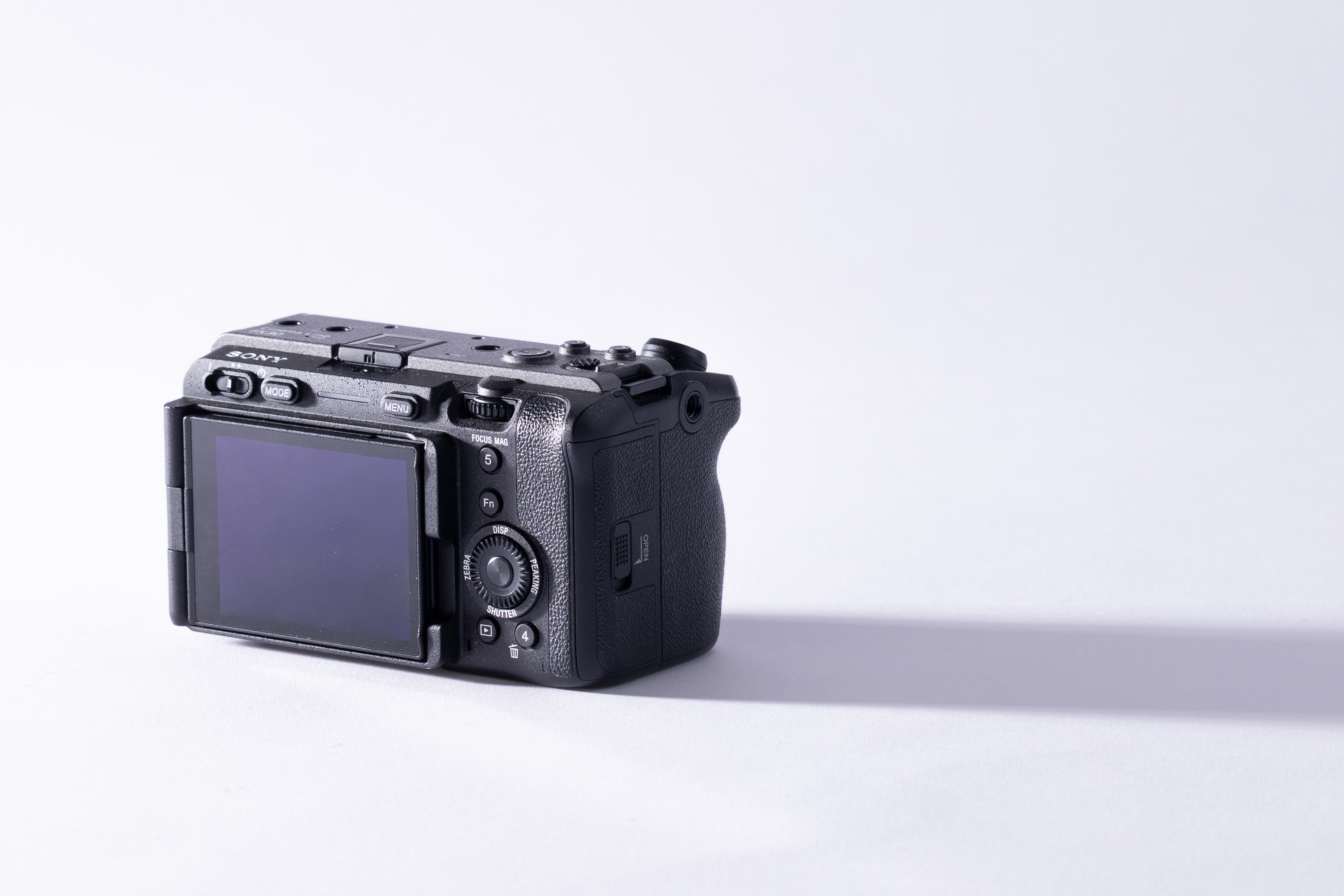 Retro della Sony FX30 con schermo orientabile, pulsanti personalizzabili e design Cinema Line.