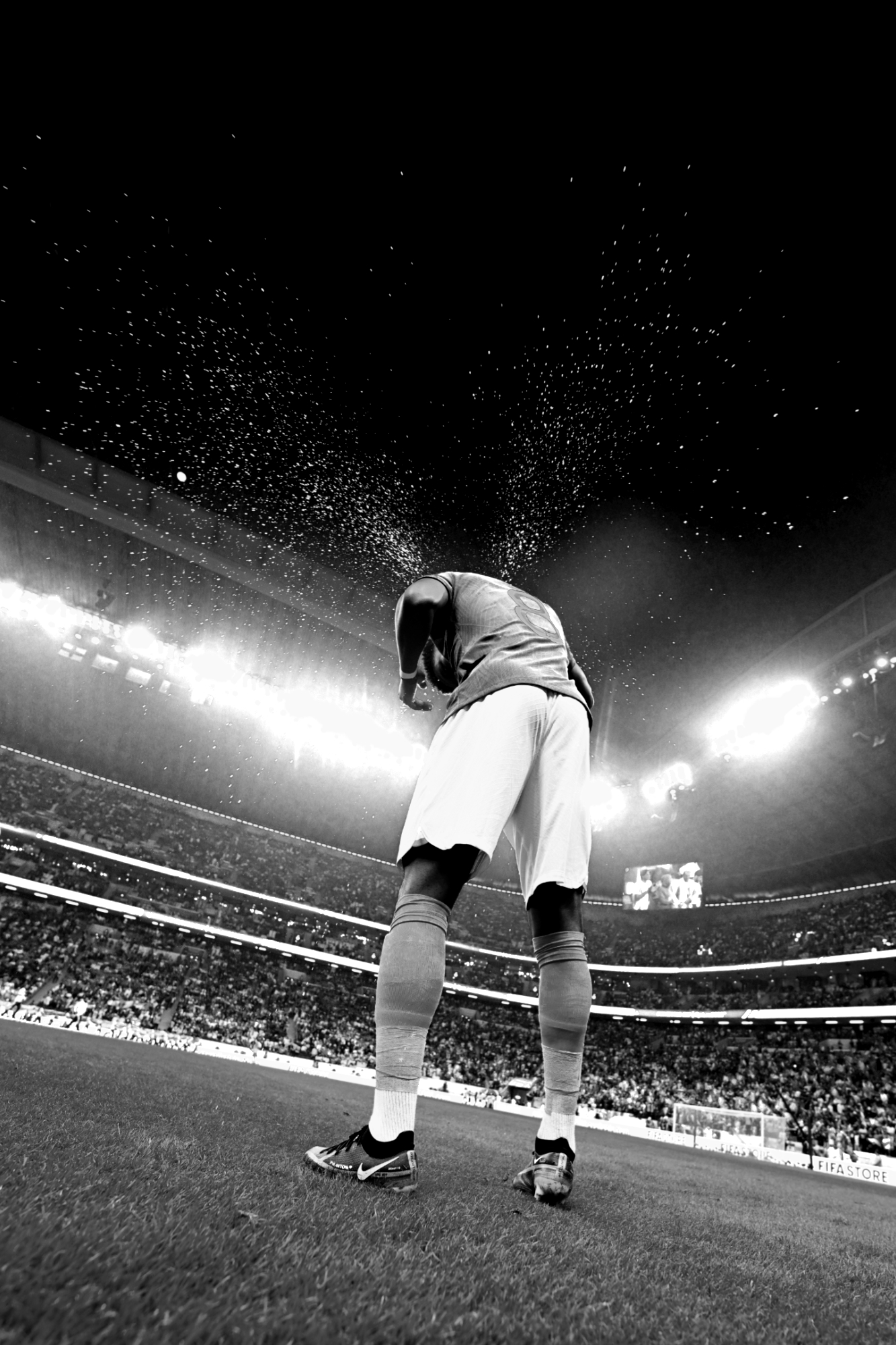 Ein Schwarz-Weiß-Porträtfoto von Aurélien Tchouaméni aus Frankreich nach dem Viertelfinalsieg seiner Mannschaft gegen England bei der Fußball-Weltmeisterschaft 2022, aufgenommen von Ryu Voelkel mit einer Nikon Z9.