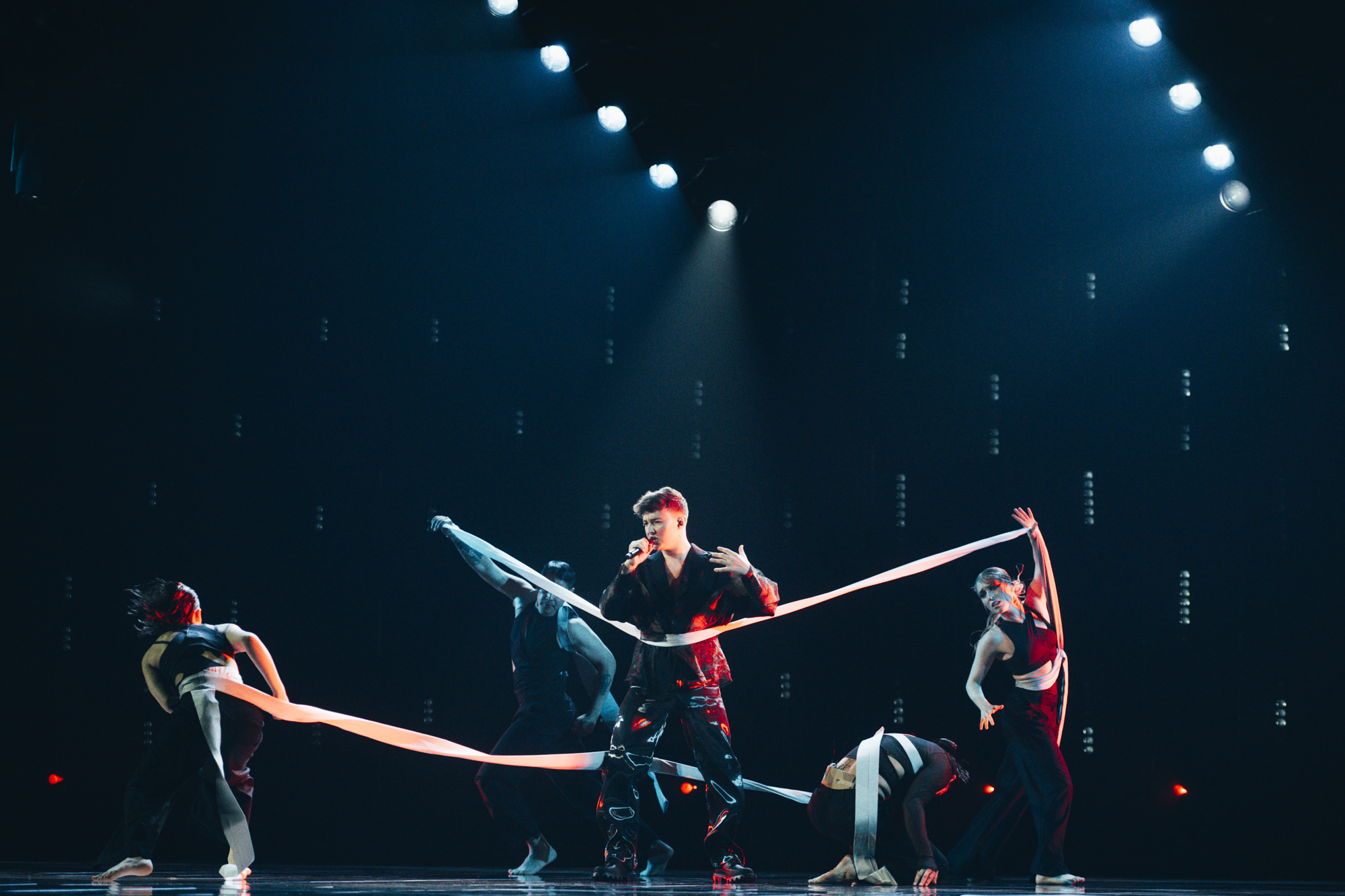 Un artiste avec quatre danseurs autour de lui sur la scène de l'Eurovision 2023. Prise de vue par Sarah Louise Bennett avec le Nikon Z7 II.

