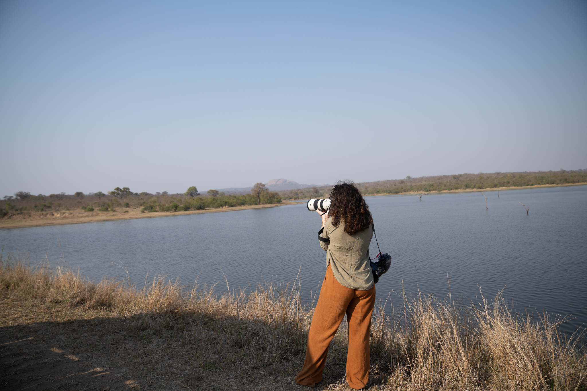 Fotografin Rachel Sarah beim Fotografieren im Kruger-Nationalpark