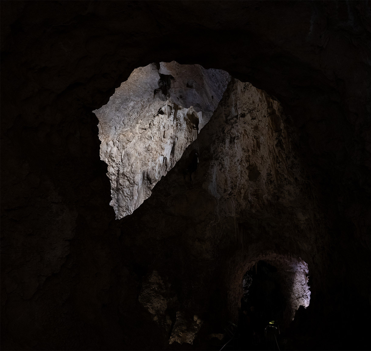 Foto di una grotta che mostra la gamma dinamica della Nikon Z8, in un’atmosfera scura