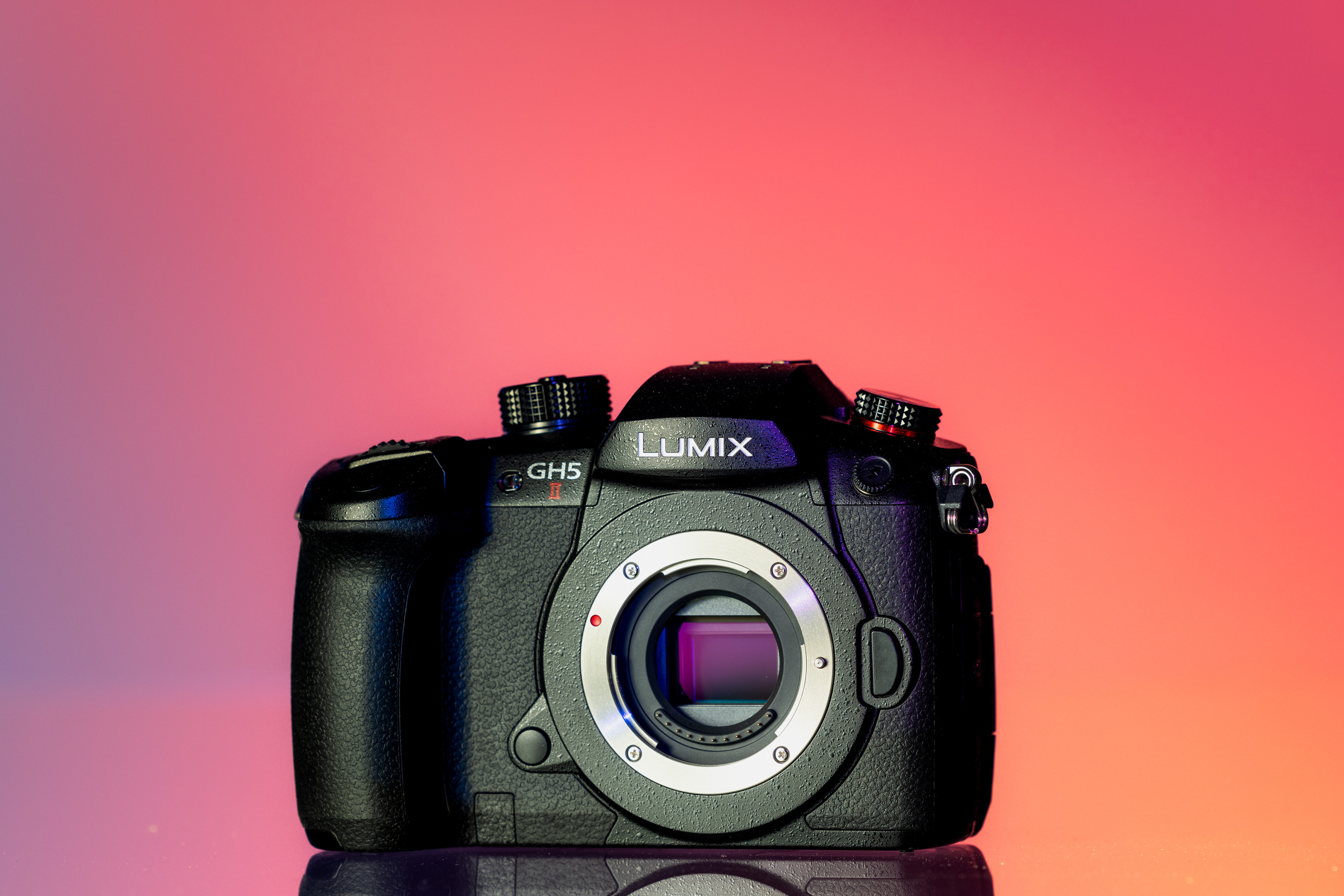 Ein Bild der Panasonic Lumix DC-GH5 II mit einem Farbverlauf als Hintergrund 