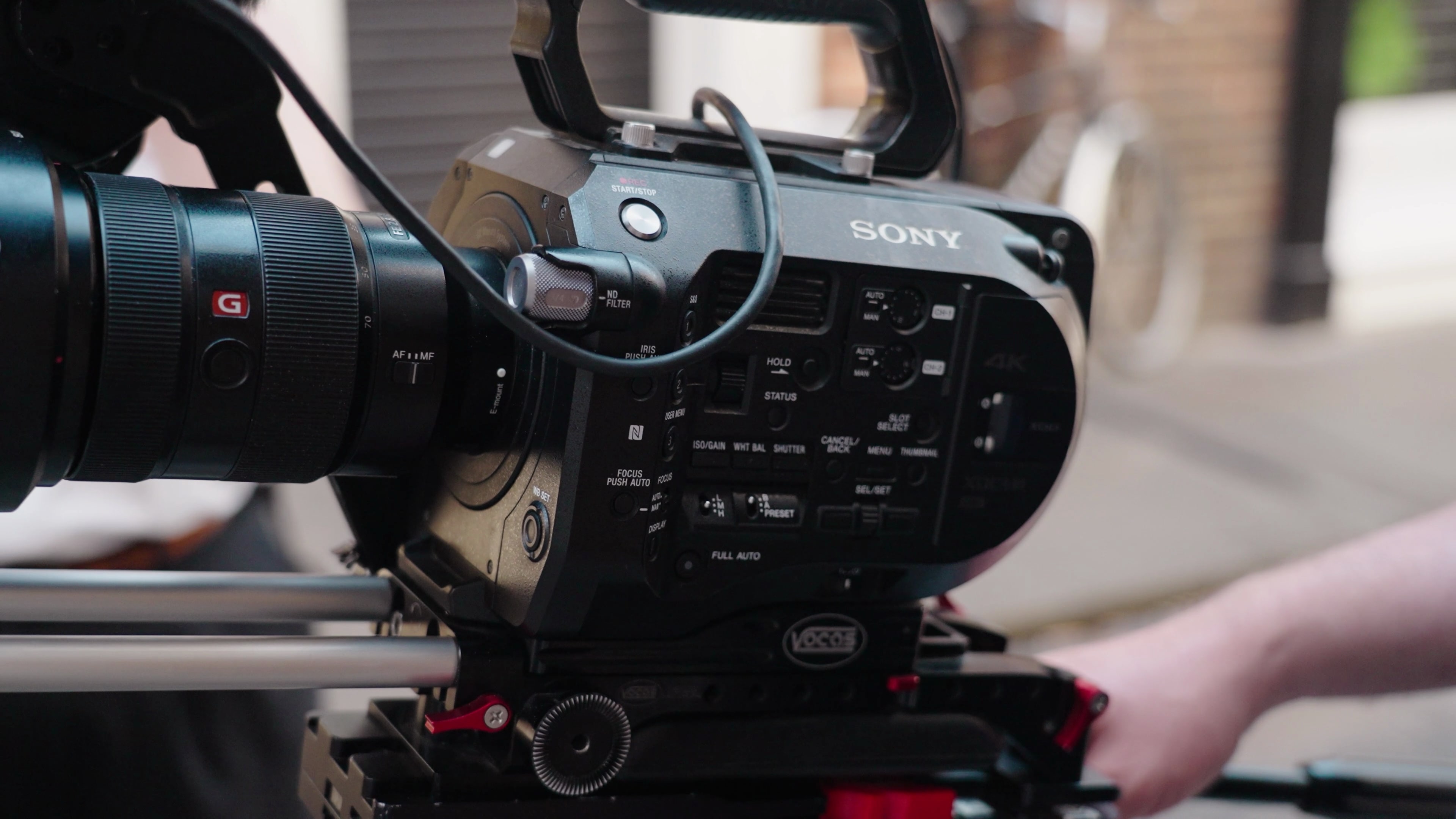 Un Sony FS7 sur une glissière, piloté par le producteur-réalisateur de télévision Steve Morgan.